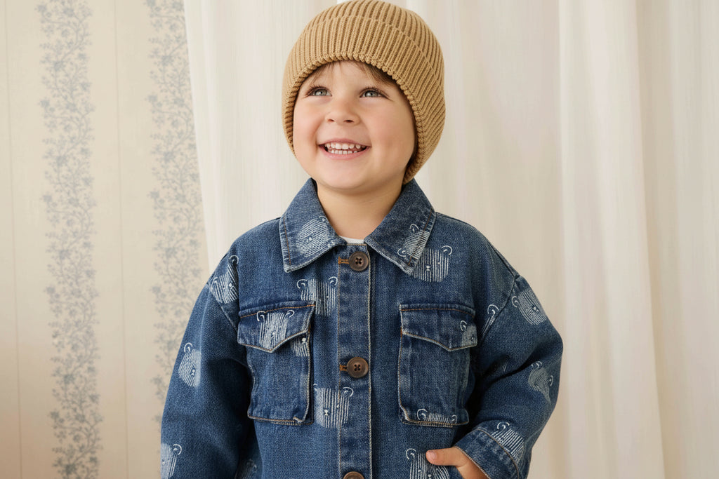 Blouson en jean bleu espiègle avec imprimé tête d'ours en peluche et col.