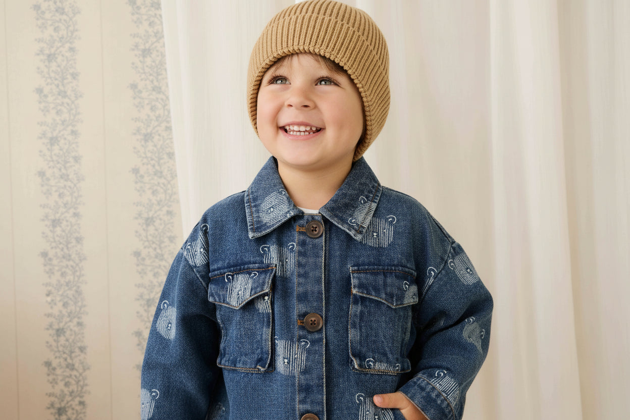 Blouson en jean bleu espiègle avec imprimé tête d'ours en peluche et col.