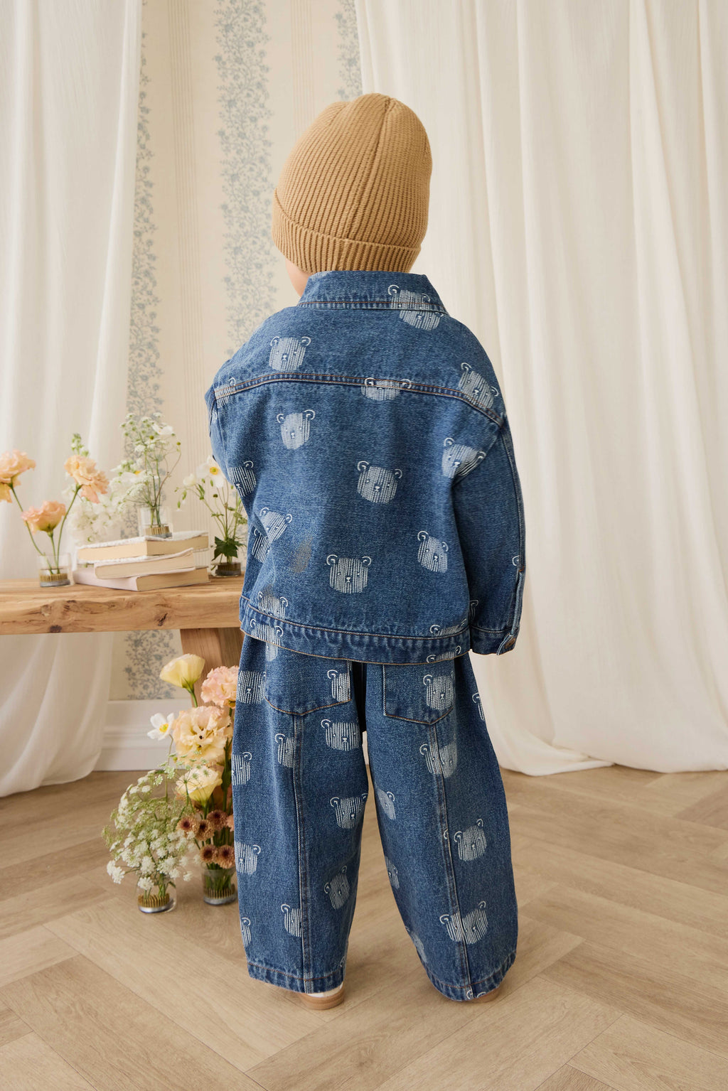 Blouson en jean bleu espiègle avec imprimé tête d'ours en peluche et col.