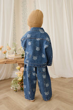 Blouson en jean bleu espiègle avec imprimé tête d'ours en peluche et col.