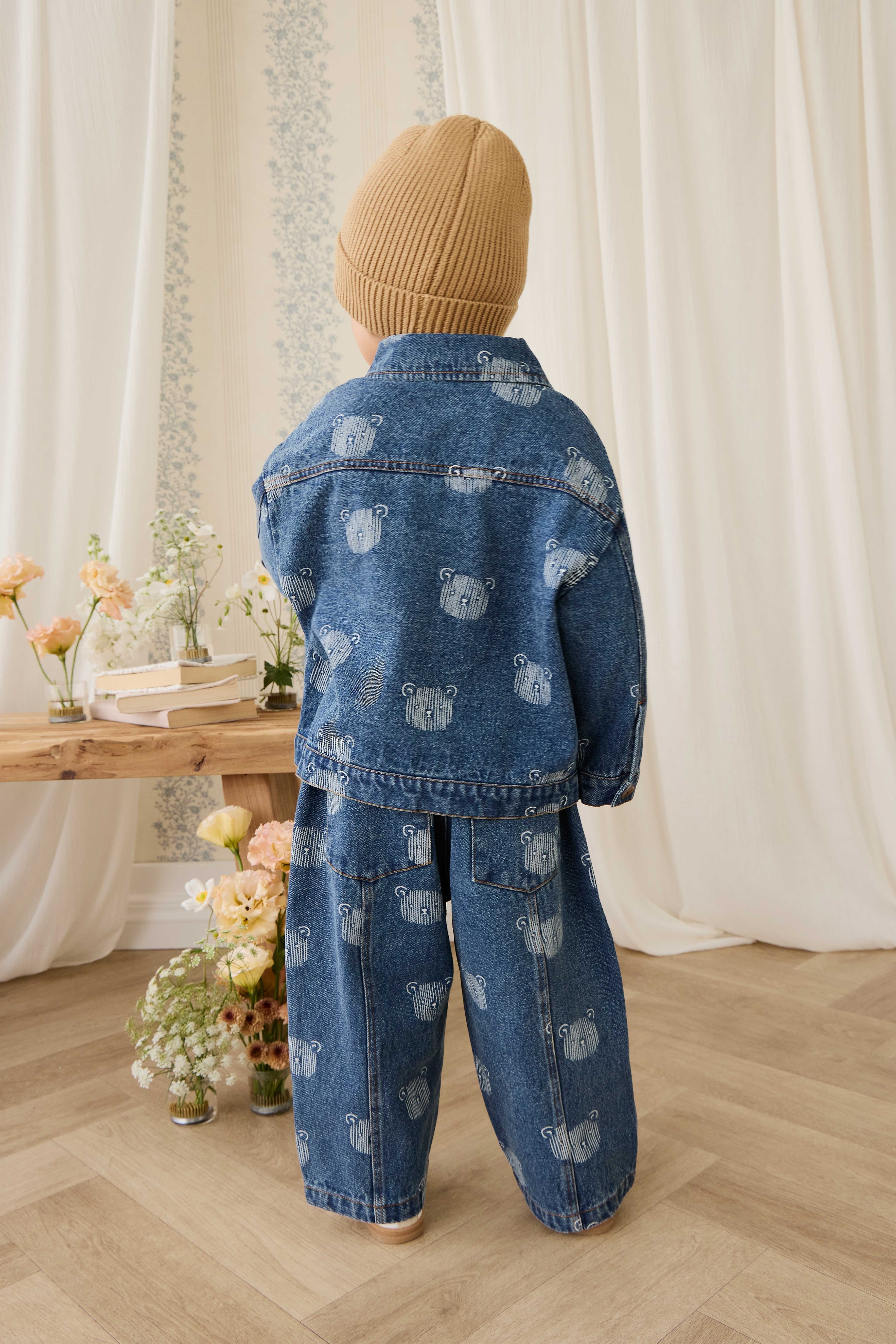 Blouson en jean bleu espiègle avec imprimé tête d'ours en peluche et col.