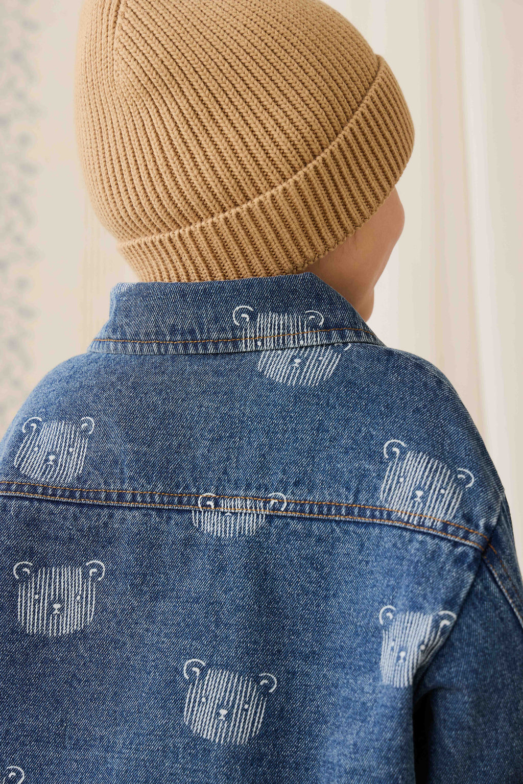 Blouson en jean bleu espiègle avec imprimé tête d'ours en peluche et col.