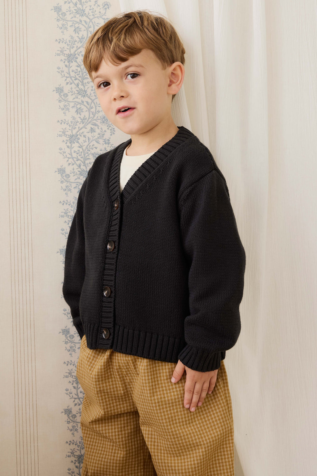 Gilet classique en maille de coton anthracite avec col en V et fermeture boutonnée sur le devant