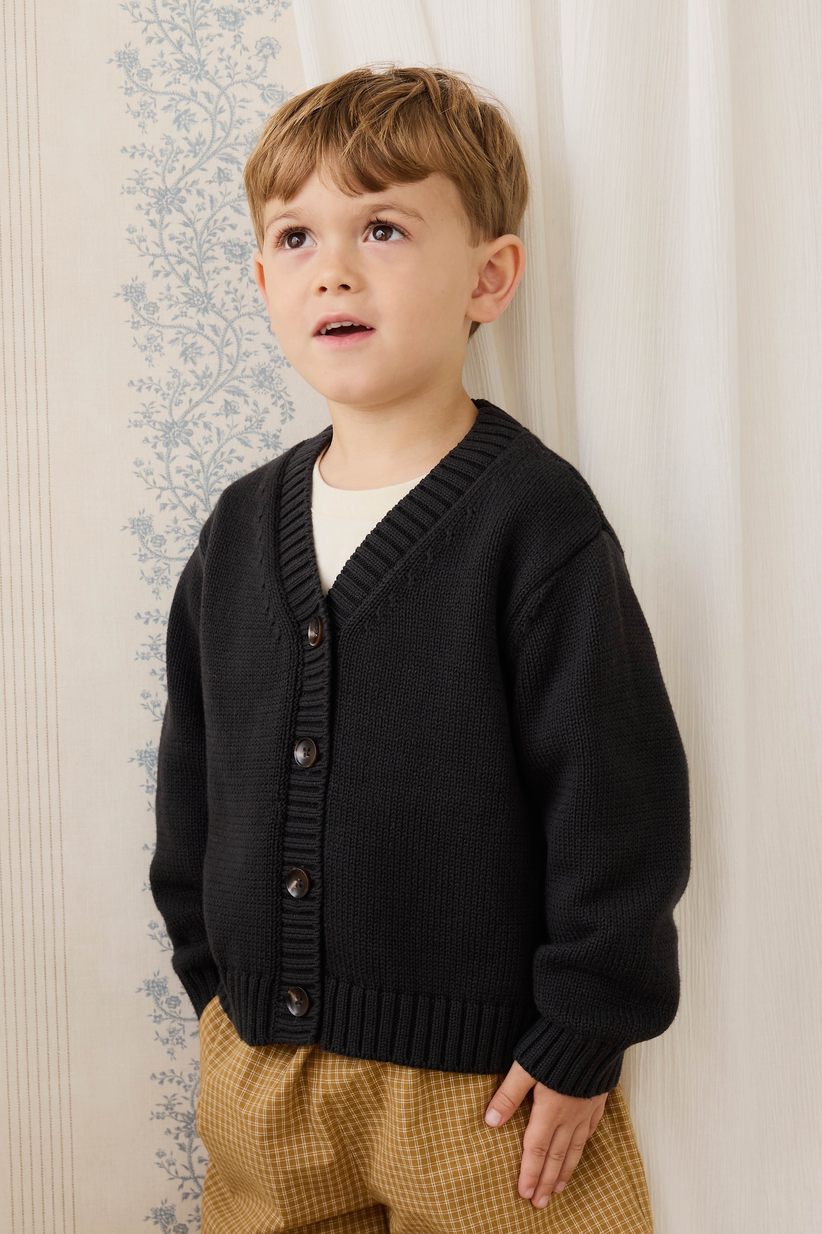 Gilet classique en maille de coton anthracite avec col en V et fermeture boutonnée sur le devant