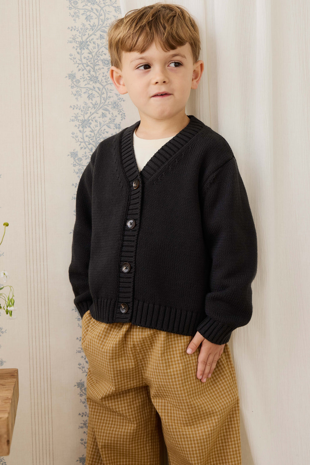 Gilet classique en maille de coton anthracite avec col en V et fermeture boutonnée sur le devant