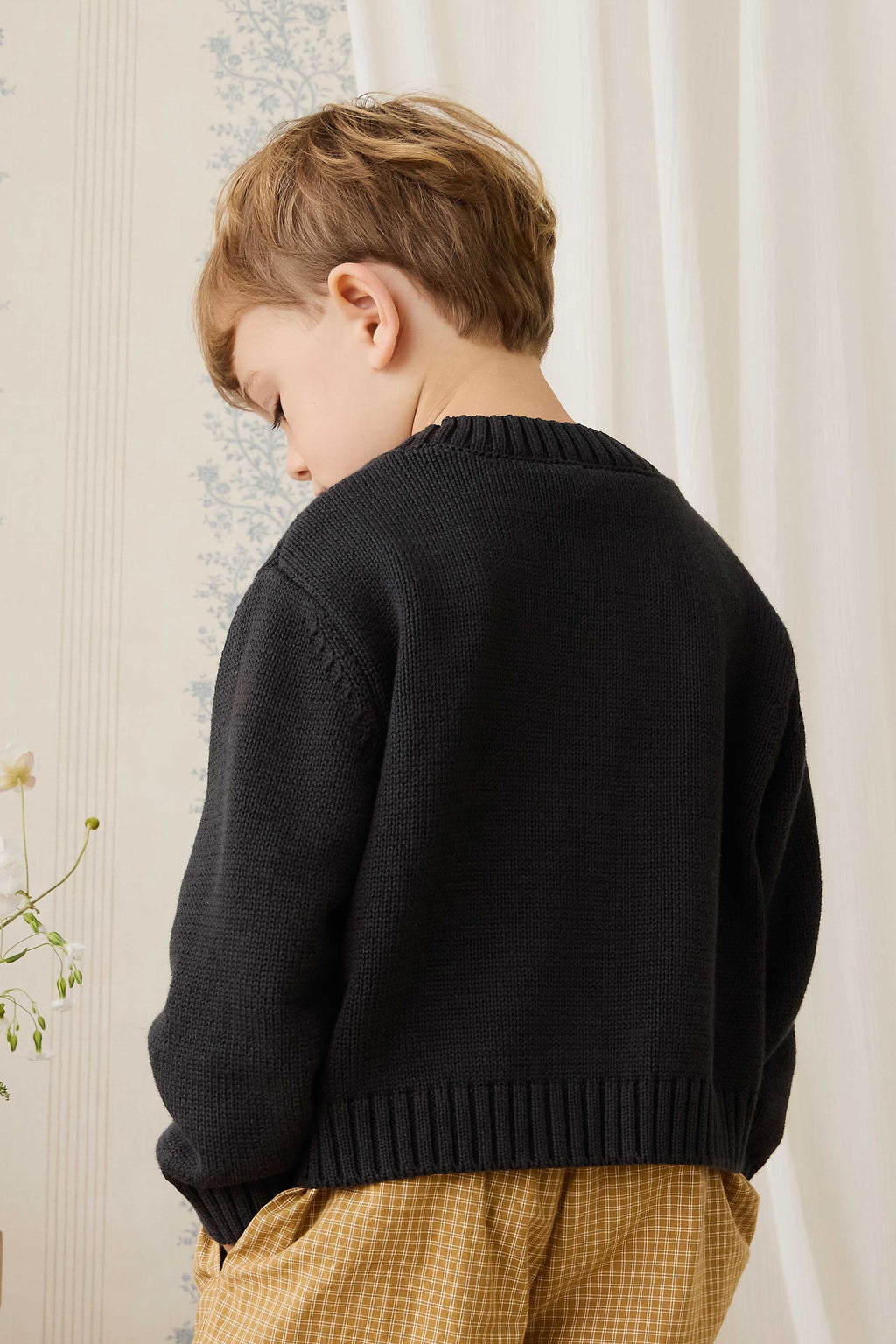 Gilet classique en maille de coton anthracite avec col en V et fermeture boutonnée sur le devant