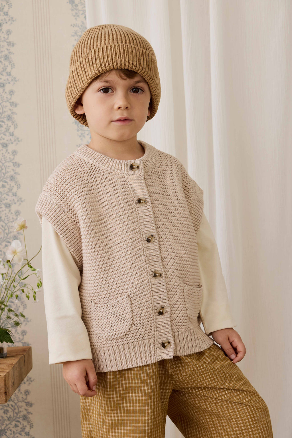 Bonnet classique en coton tricoté marron fauve avec ourlet replié et coupe décontractée