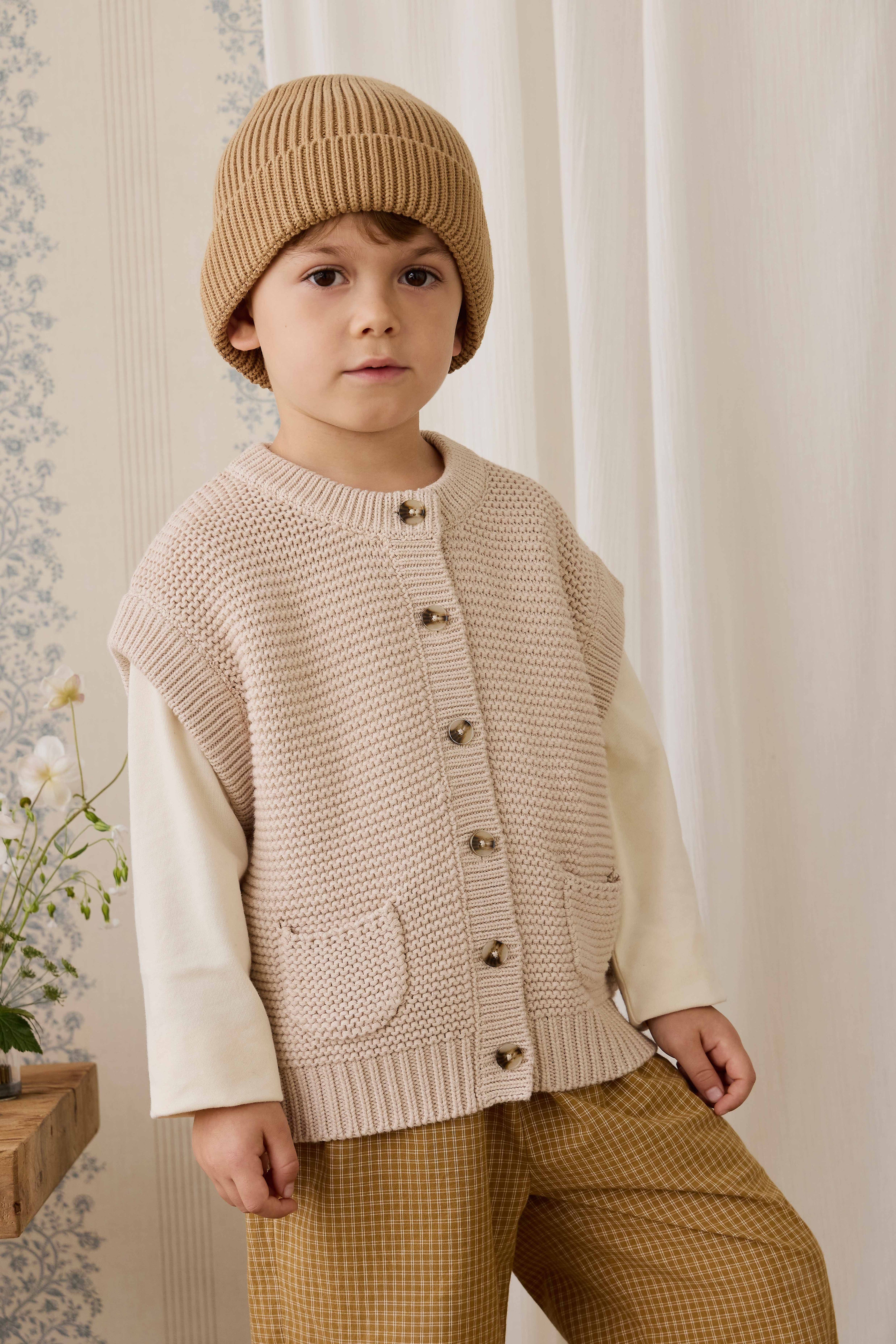 Bonnet classique en coton tricoté marron fauve avec ourlet replié et coupe décontractée