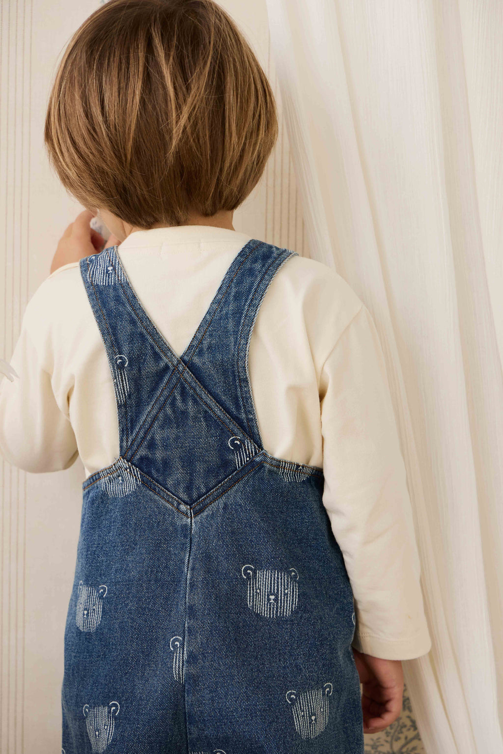 Salopette en jean bleu ludique avec imprimé tête d'ourson et bretelles réglables
