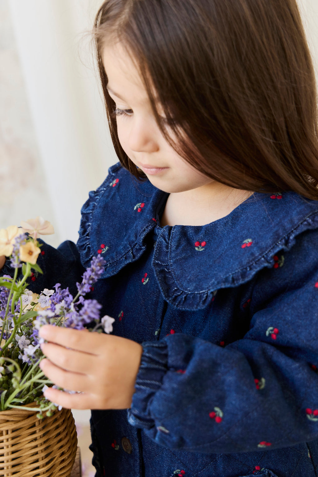 Veste en jean vintage à imprimé cerises avec col à volants et poches plaquées