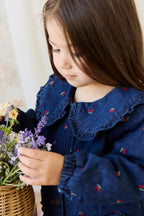 Veste en jean vintage à imprimé cerises avec col à volants et poches plaquées