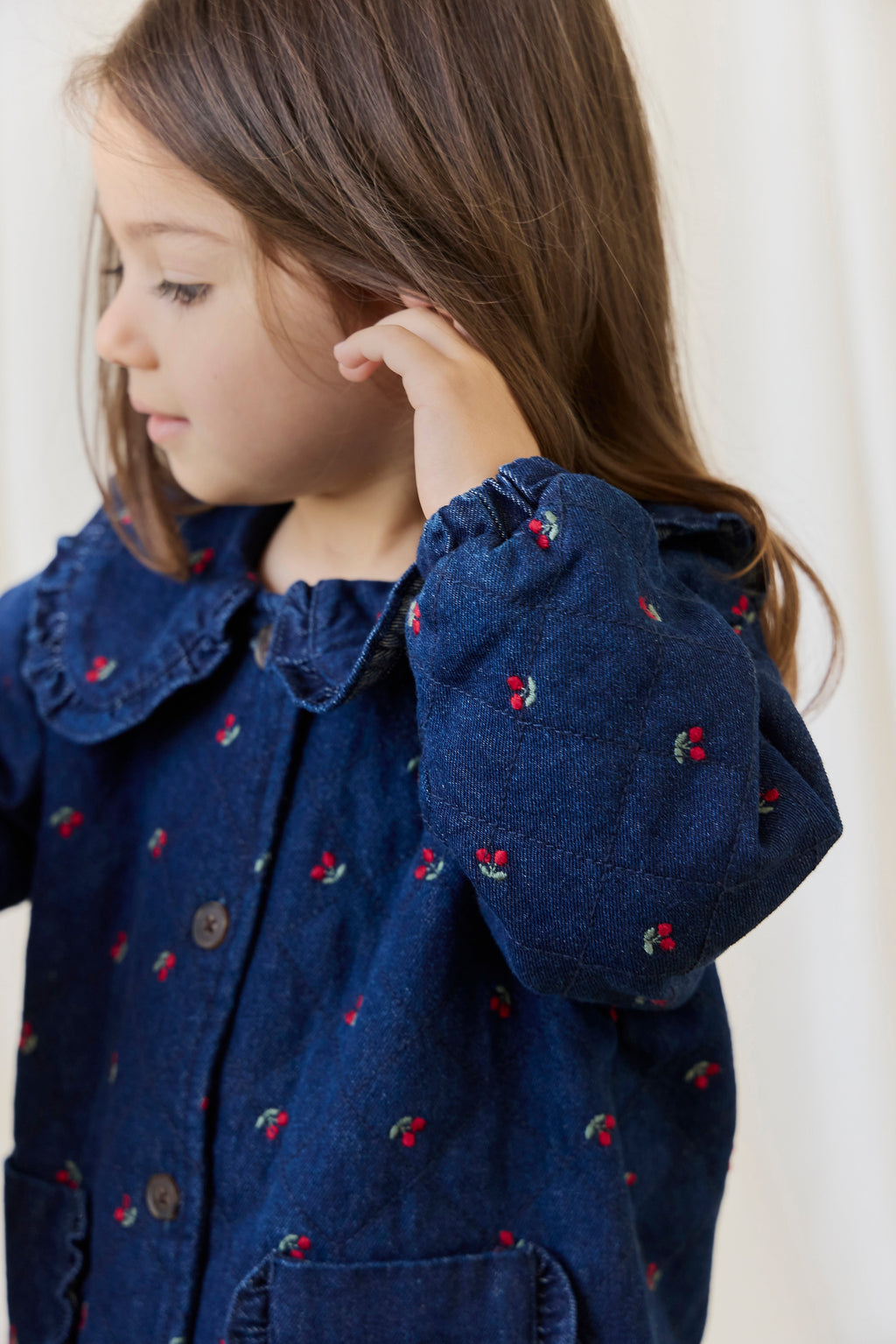 Veste en jean vintage à imprimé cerises avec col à volants et poches plaquées