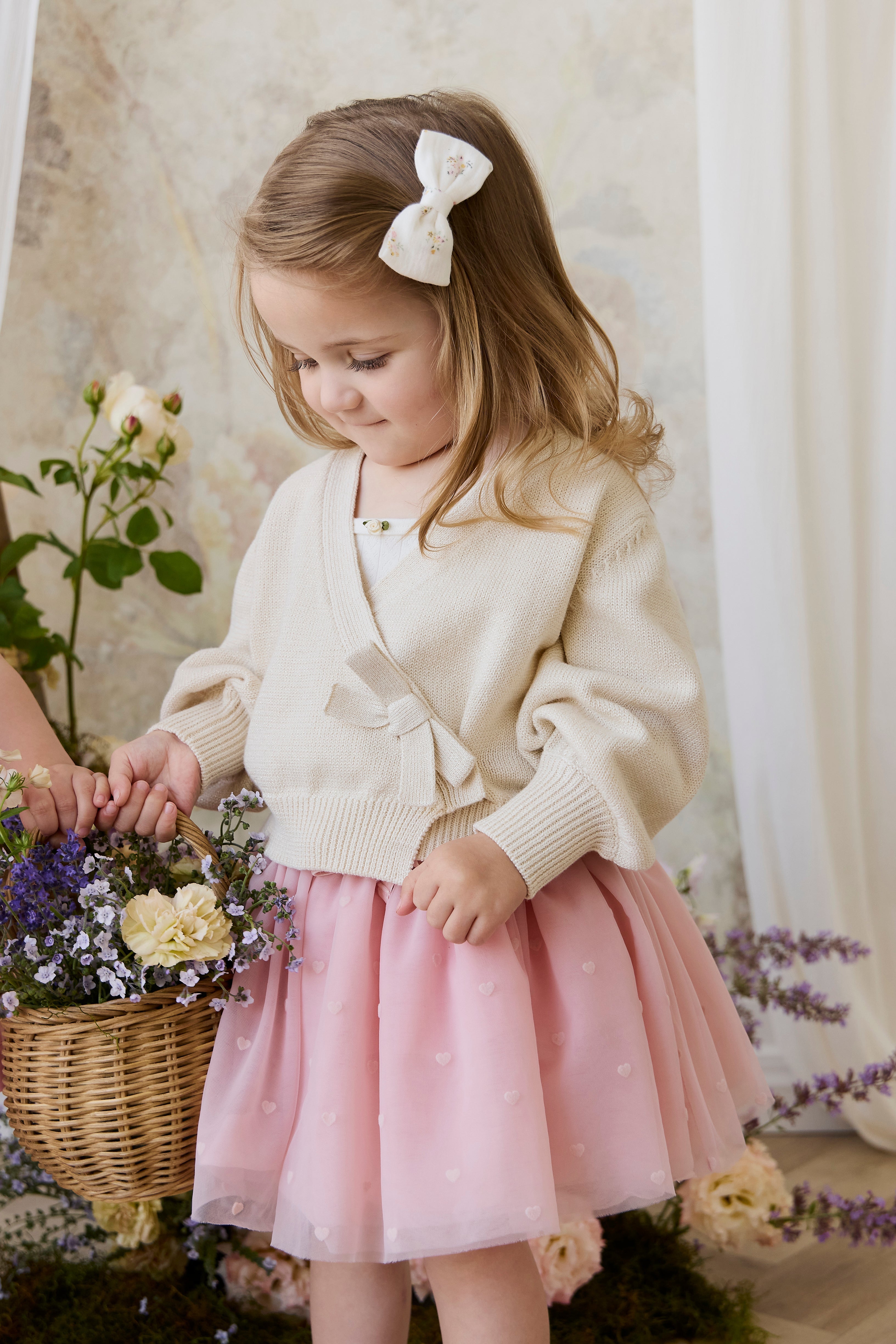 Gilet élégant en coton crème et lurex, avec cache-cœur et manches ballon