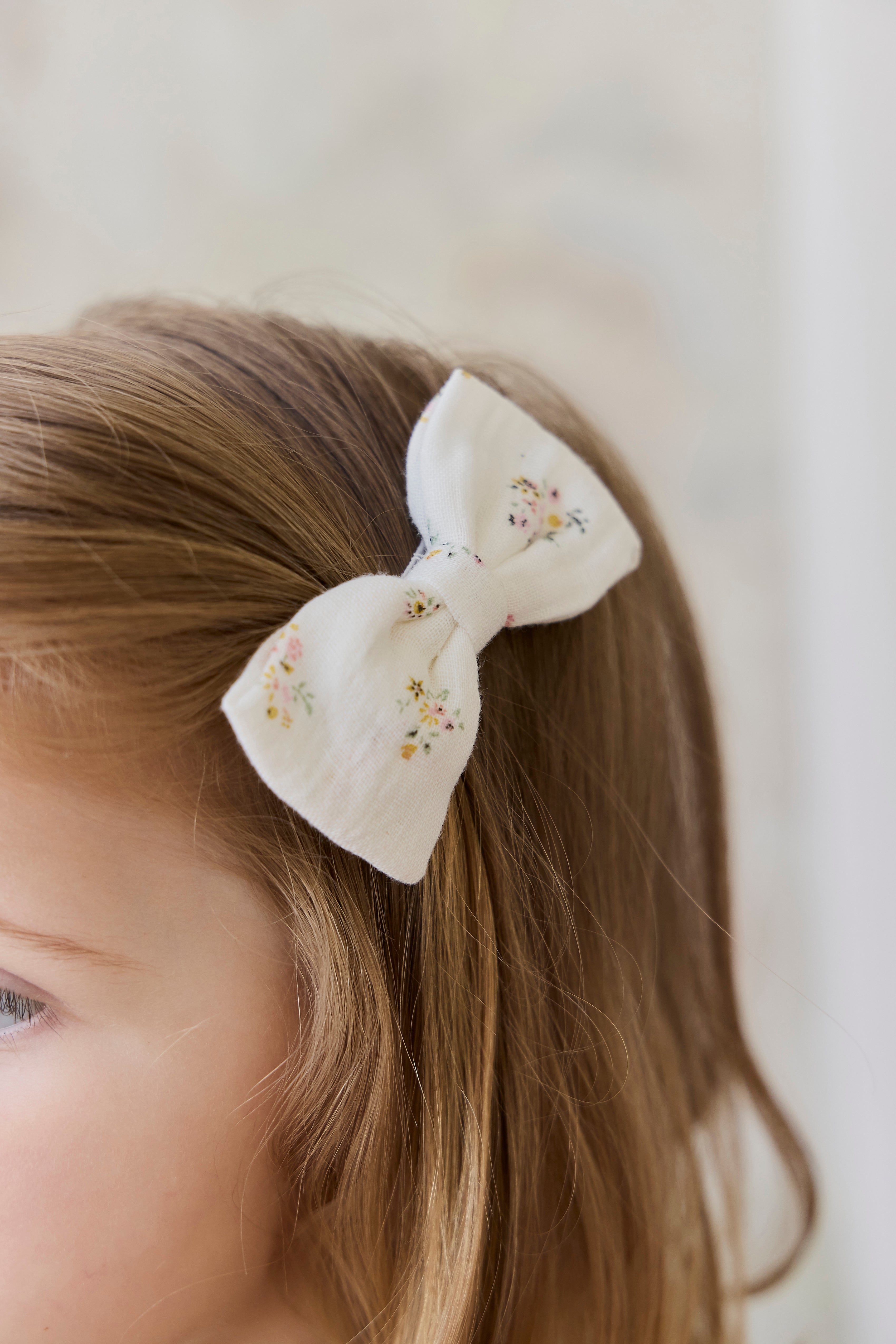 Nœud pour cheveux en coton biologique à fleurs crème romantique