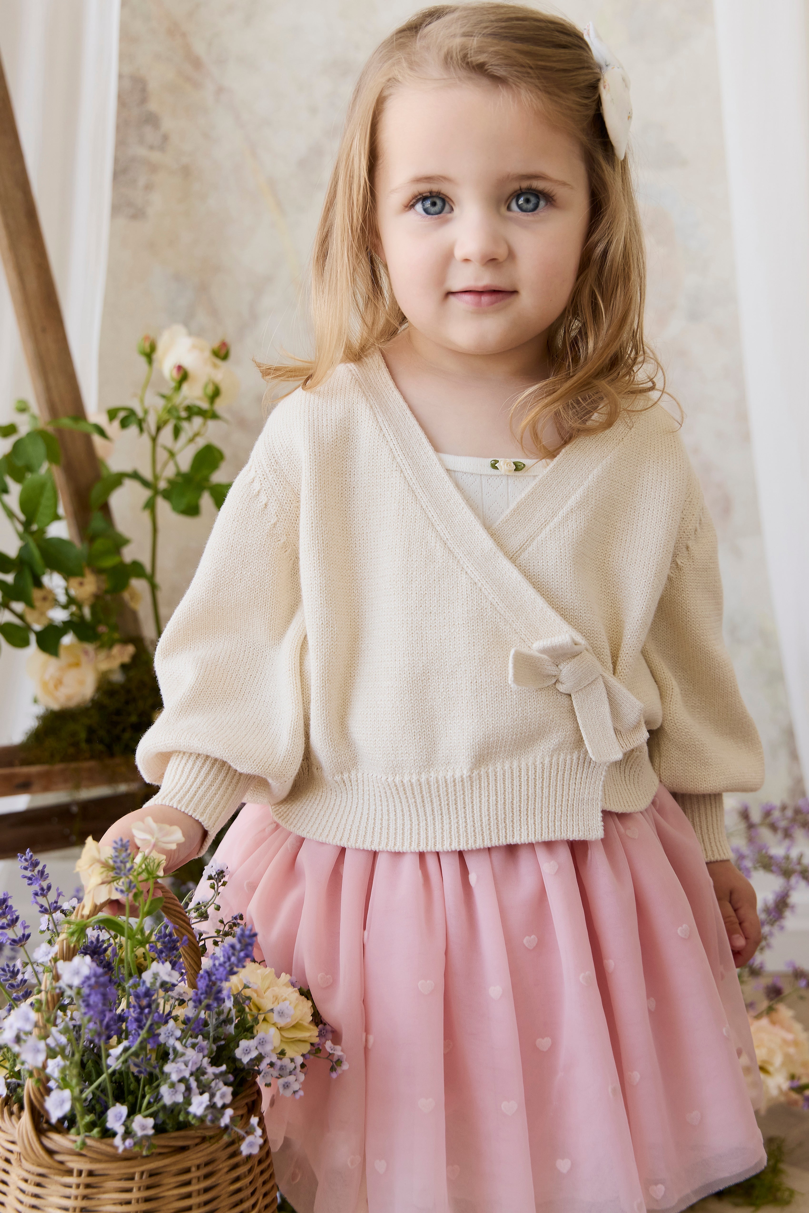 Gilet élégant en coton crème et lurex, avec cache-cœur et manches ballon