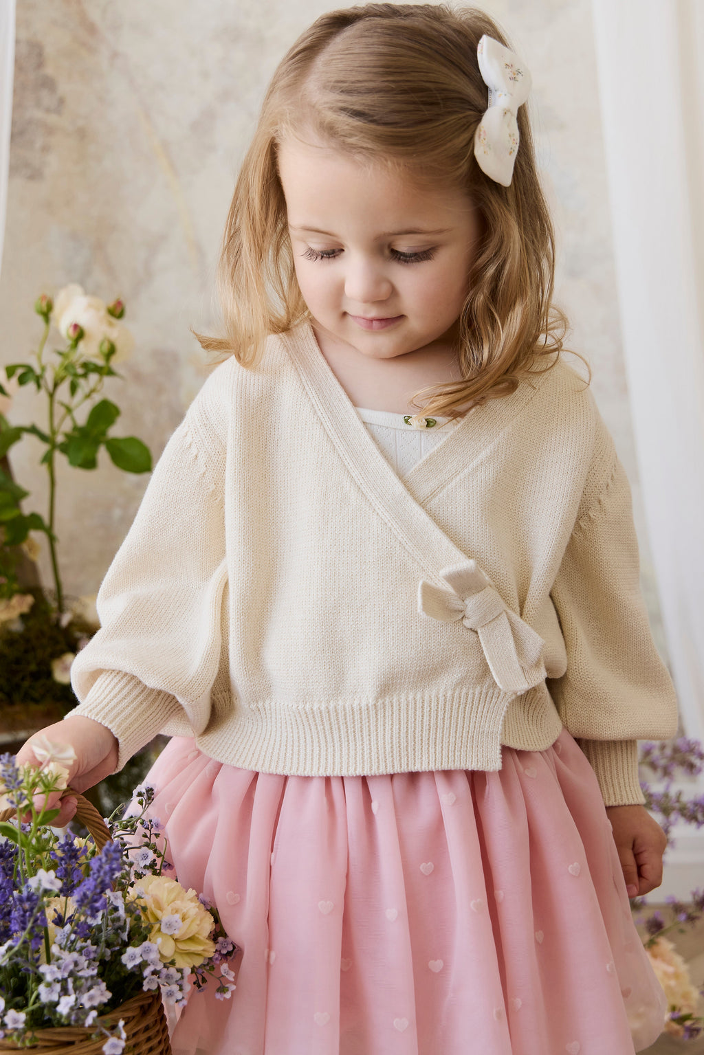 Gilet élégant en coton crème et lurex, avec cache-cœur et manches ballon