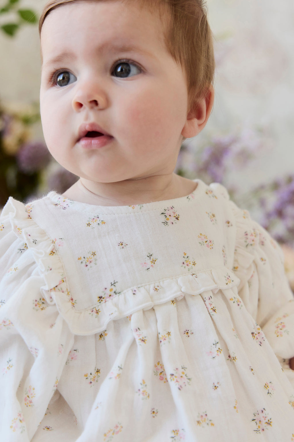 Barboteuse romantique en coton biologique à imprimé floral avec manches bouffantes longues et encolure volantée