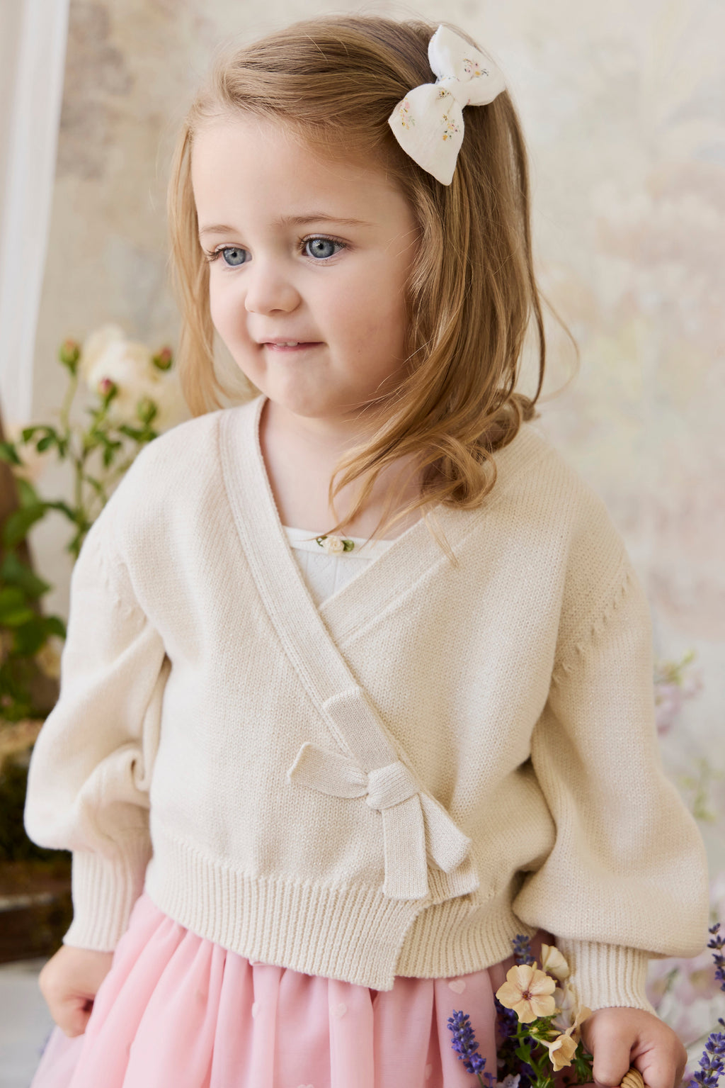 Gilet élégant en coton crème et lurex, avec cache-cœur et manches ballon