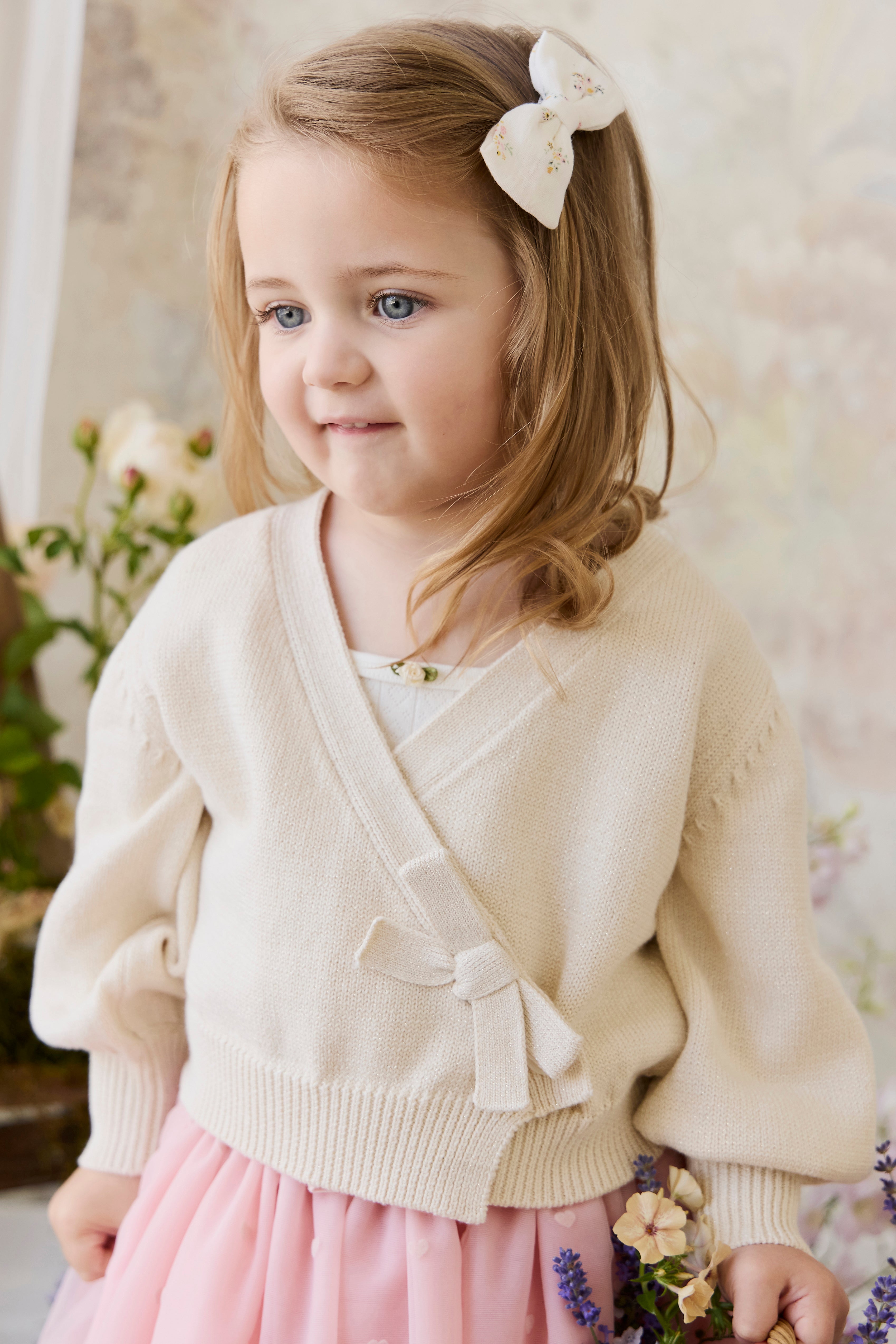 Gilet élégant en coton crème et lurex, avec cache-cœur et manches ballon