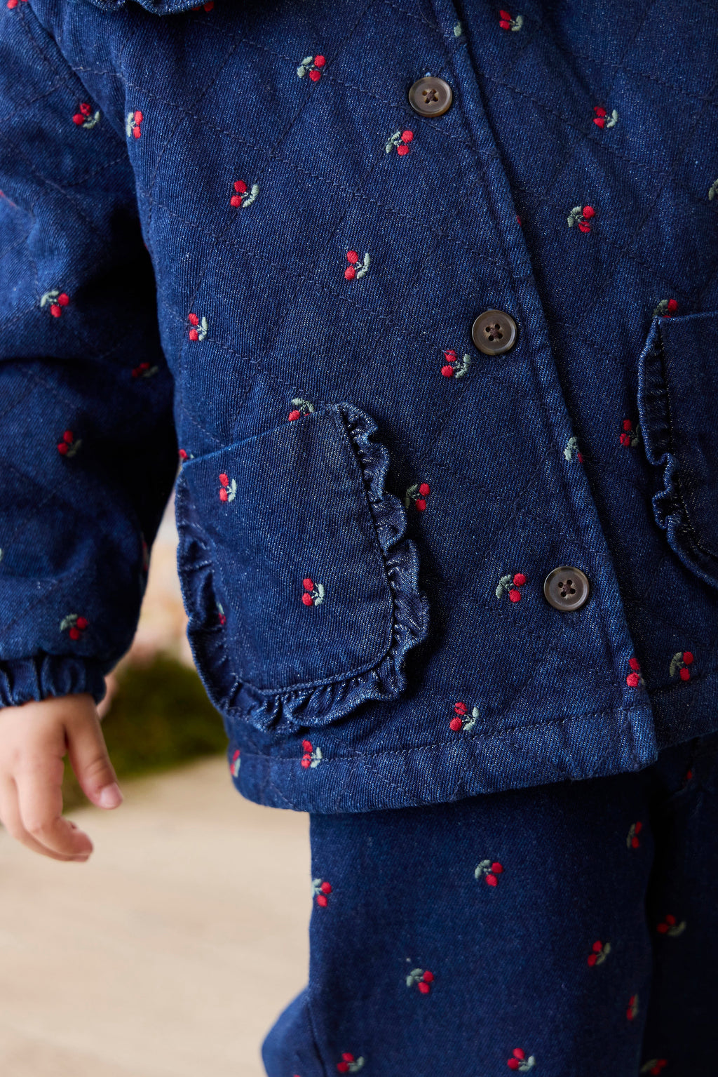 Veste en jean vintage à imprimé cerises avec col à volants et poches plaquées