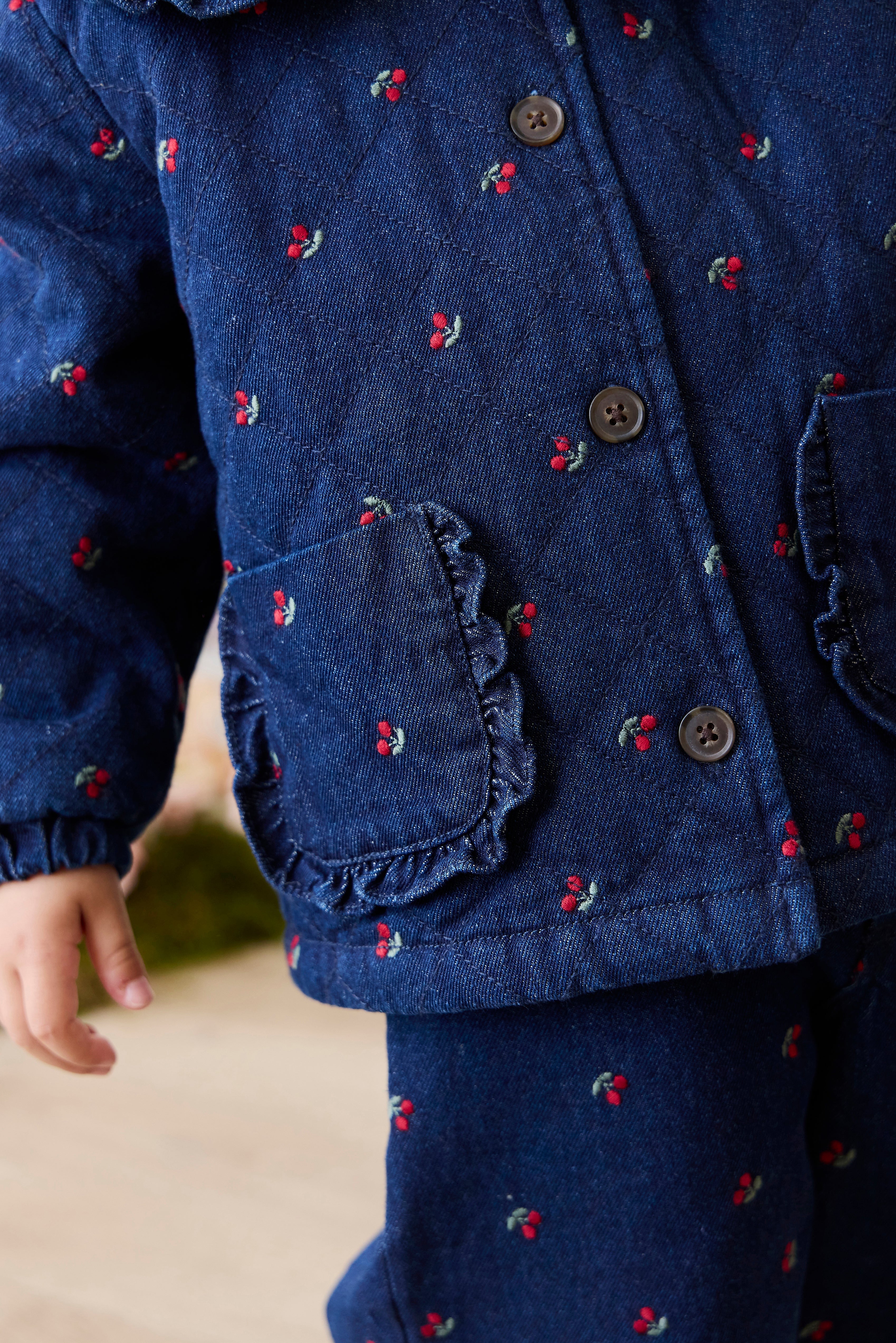 Veste en jean vintage à imprimé cerises avec col à volants et poches plaquées