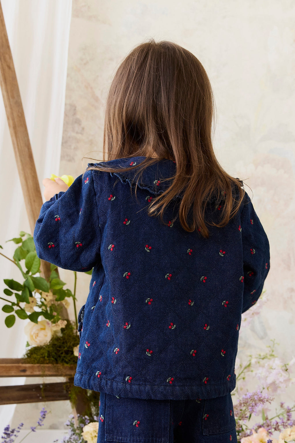 Veste en jean vintage à imprimé cerises avec col à volants et poches plaquées