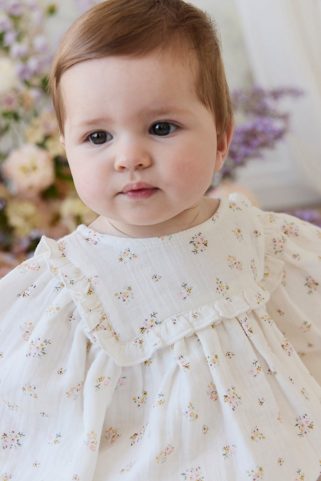 Barboteuse romantique en coton biologique à imprimé floral avec manches bouffantes longues et encolure volantée