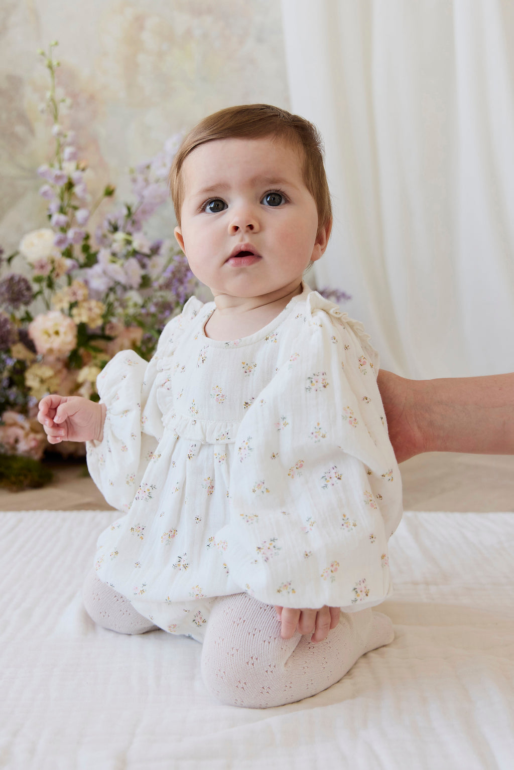 Barboteuse romantique en coton biologique à imprimé floral avec manches bouffantes longues et encolure volantée