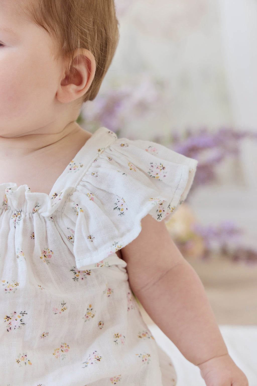 Combinaison-short Romantique Florale en Coton Biologique avec Manches Bouffantes et Encolure Volantée