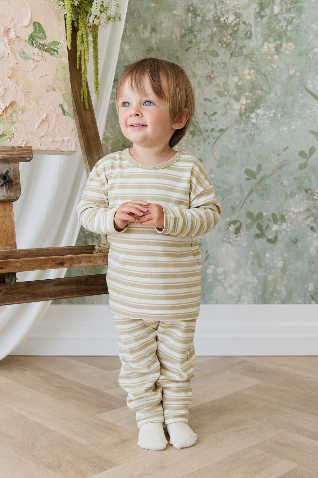 Pantalon classique en coton rayé avec taille élastique et bouton décoratif