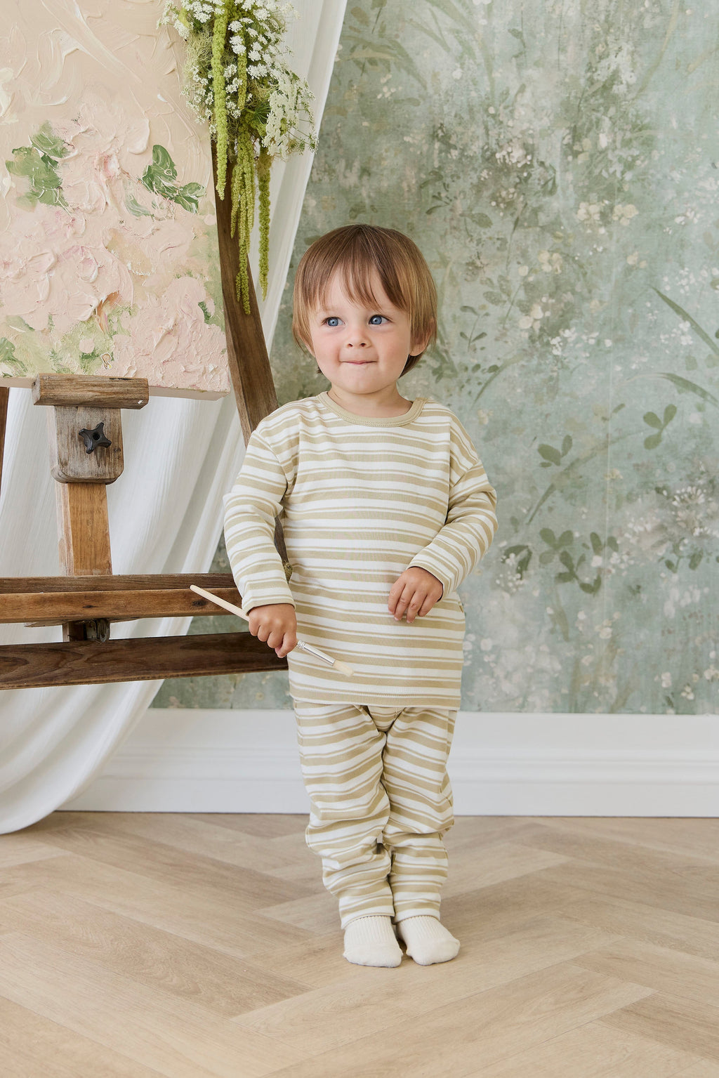 Pantalon classique en coton rayé avec taille élastique et bouton décoratif