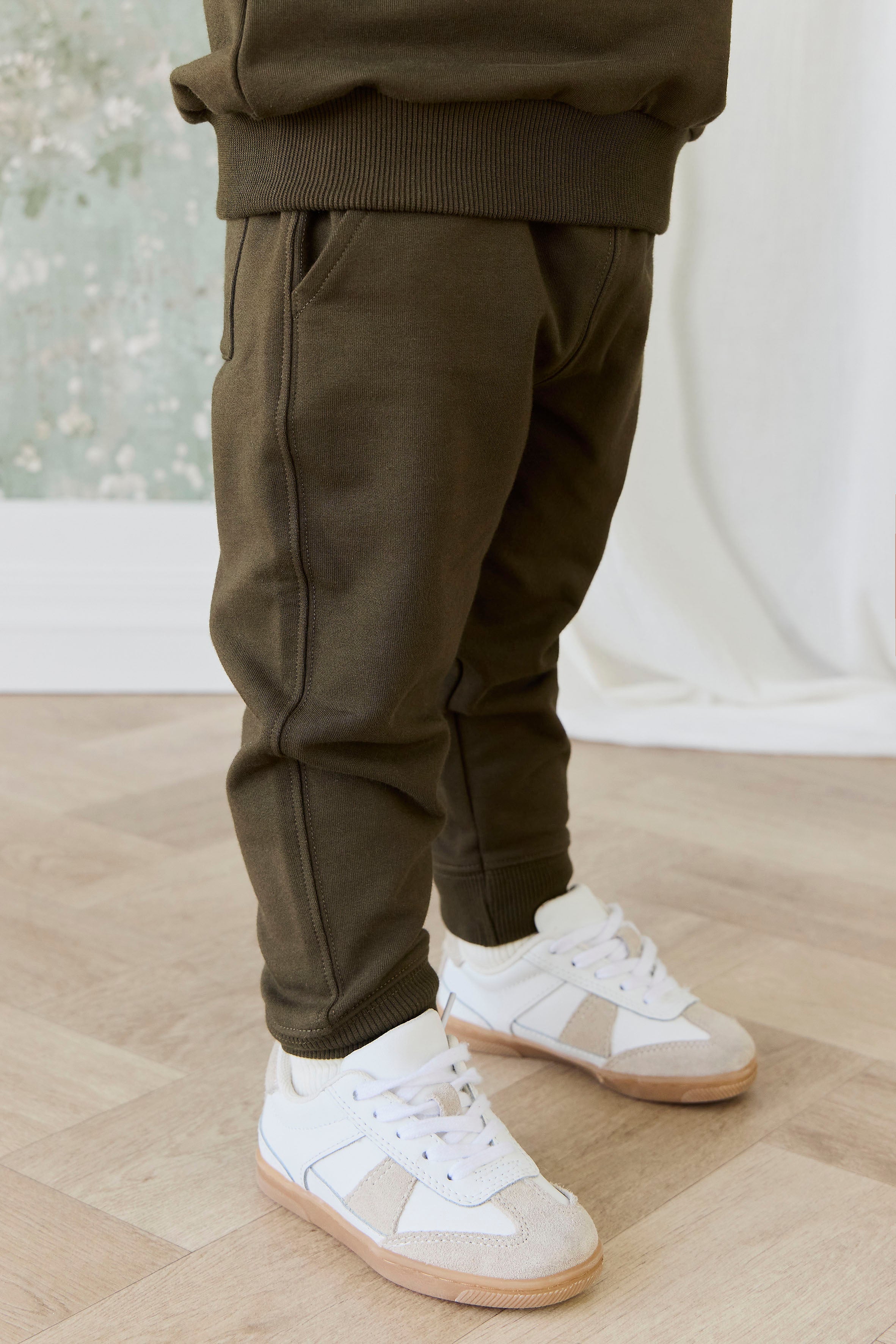 Pantalon de jogging classique en coton biologique vert olive foncé avec poignets et poches avant côtelés