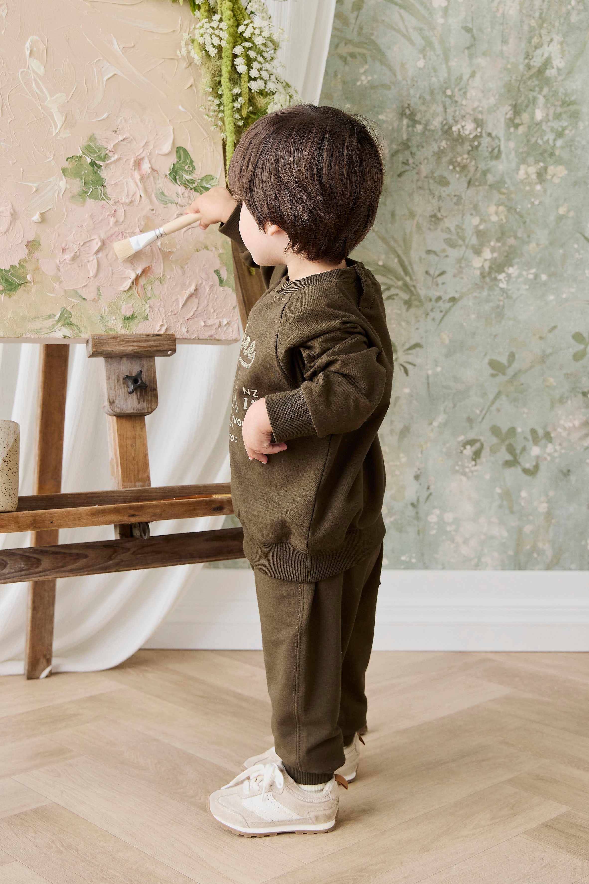 Pantalon de jogging classique en coton biologique vert olive foncé avec poignets et poches avant côtelés