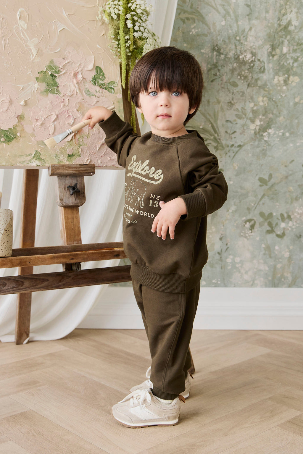 Pantalon de jogging classique en coton biologique vert olive foncé avec poignets et poches avant côtelés
