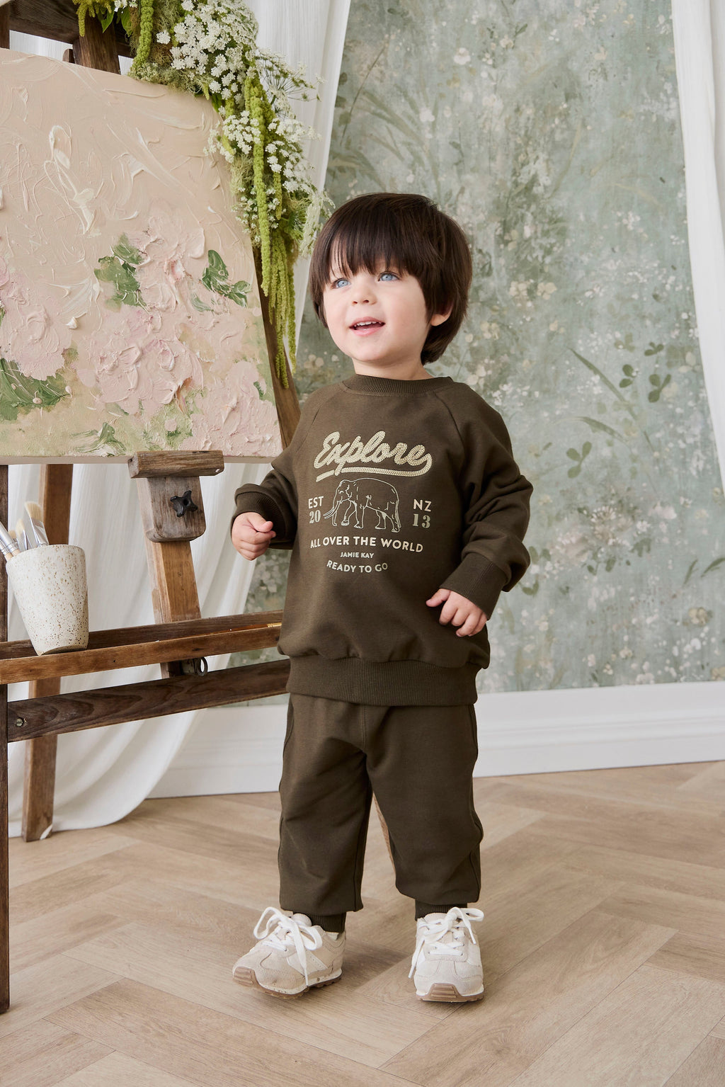 Pantalon de jogging classique en coton biologique vert olive foncé avec poignets et poches avant côtelés