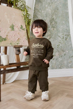 Pantalon de jogging classique en coton biologique vert olive foncé avec poignets et poches avant côtelés