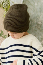 Bonnet côtelé en coton vert olive foncé classique avec bord replié