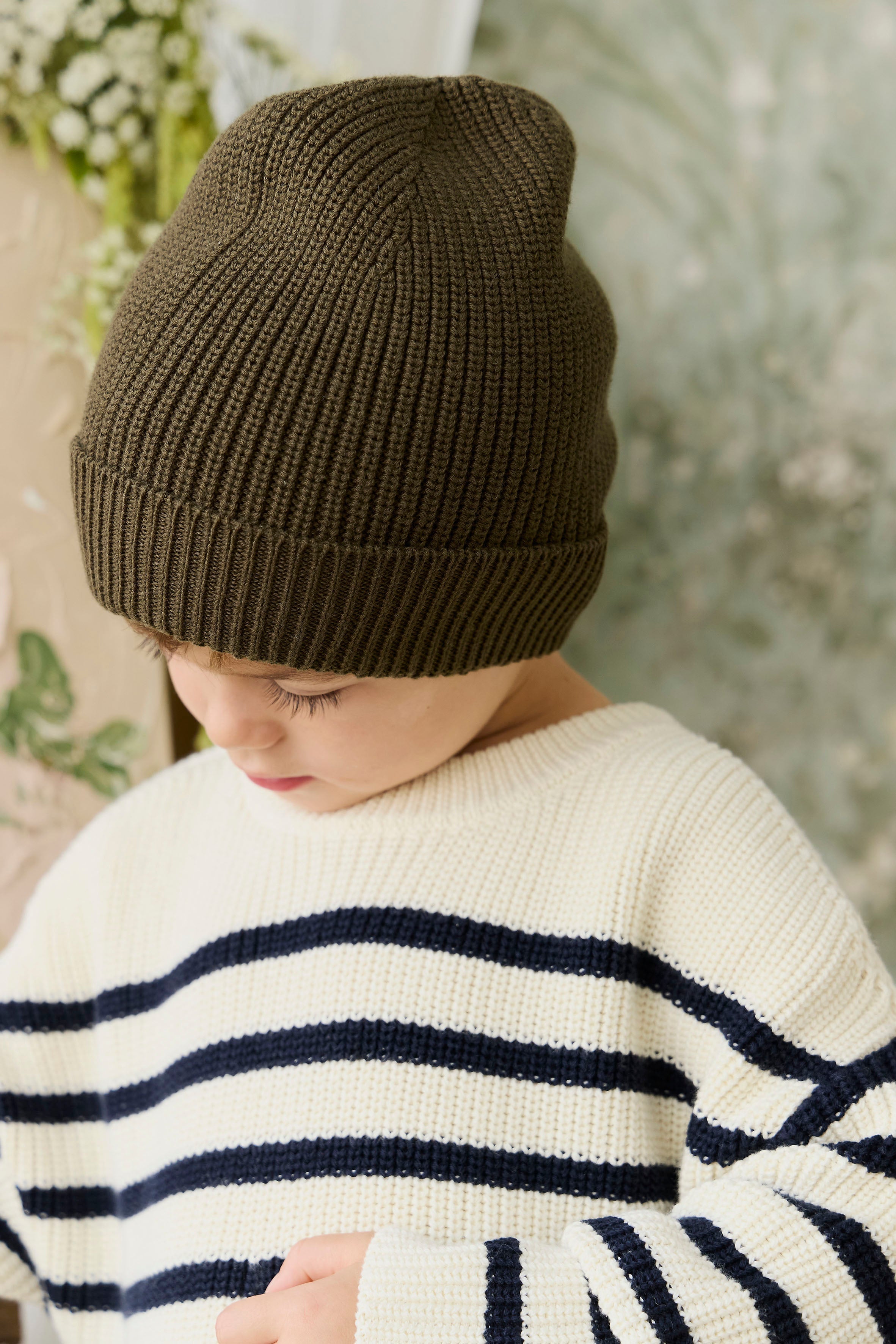 Bonnet côtelé en coton vert olive foncé classique avec bord replié