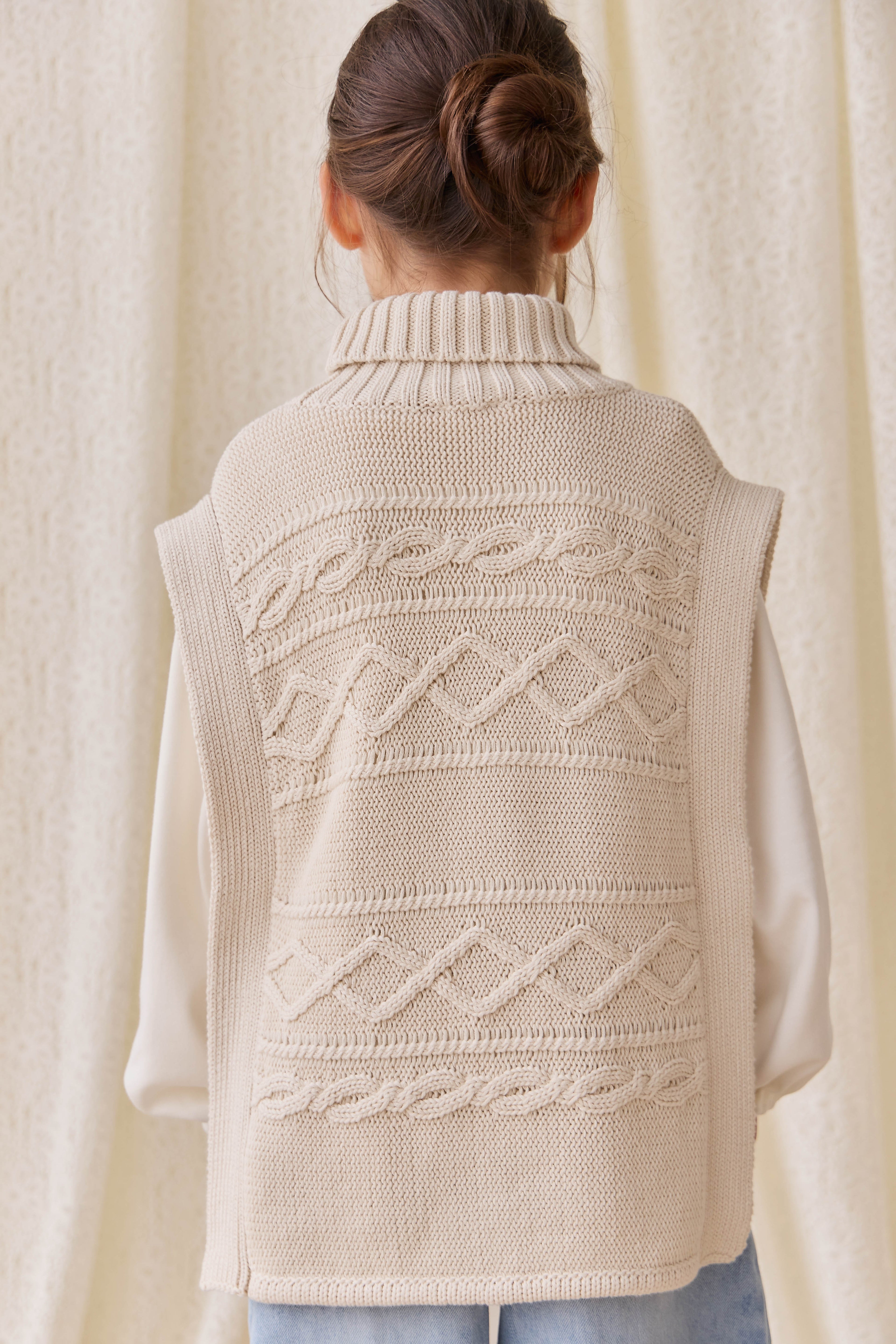 Poncho classique en coton vanille à mailles torsadées avec col roulé et boutons sur le devant