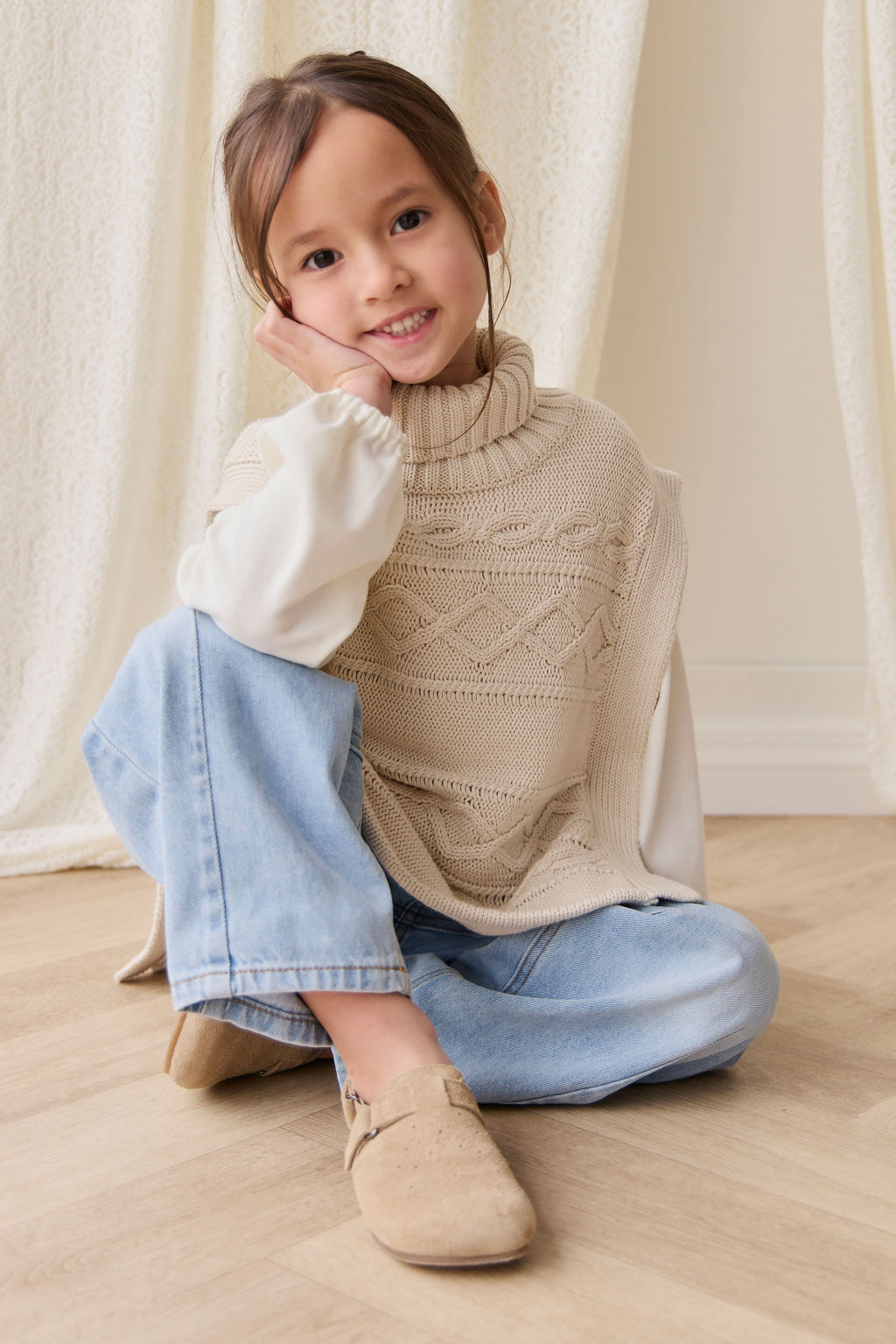 Poncho classique en coton vanille à mailles torsadées avec col roulé et boutons sur le devant