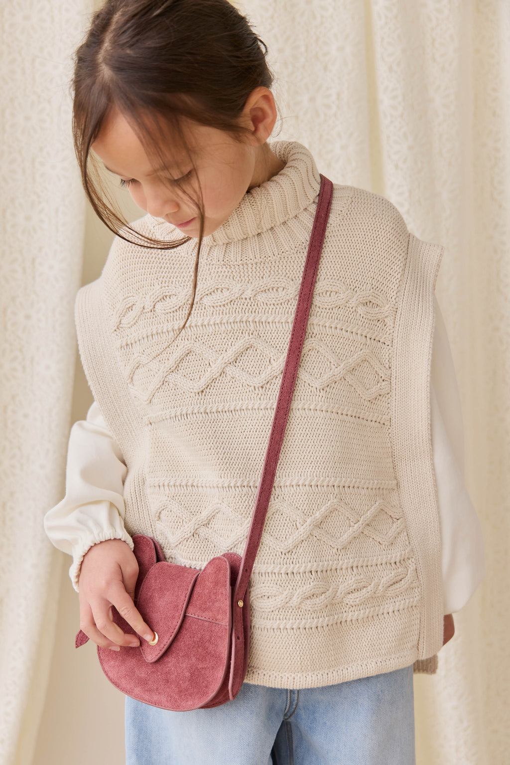 Poncho classique en coton vanille à mailles torsadées avec col roulé et boutons sur le devant