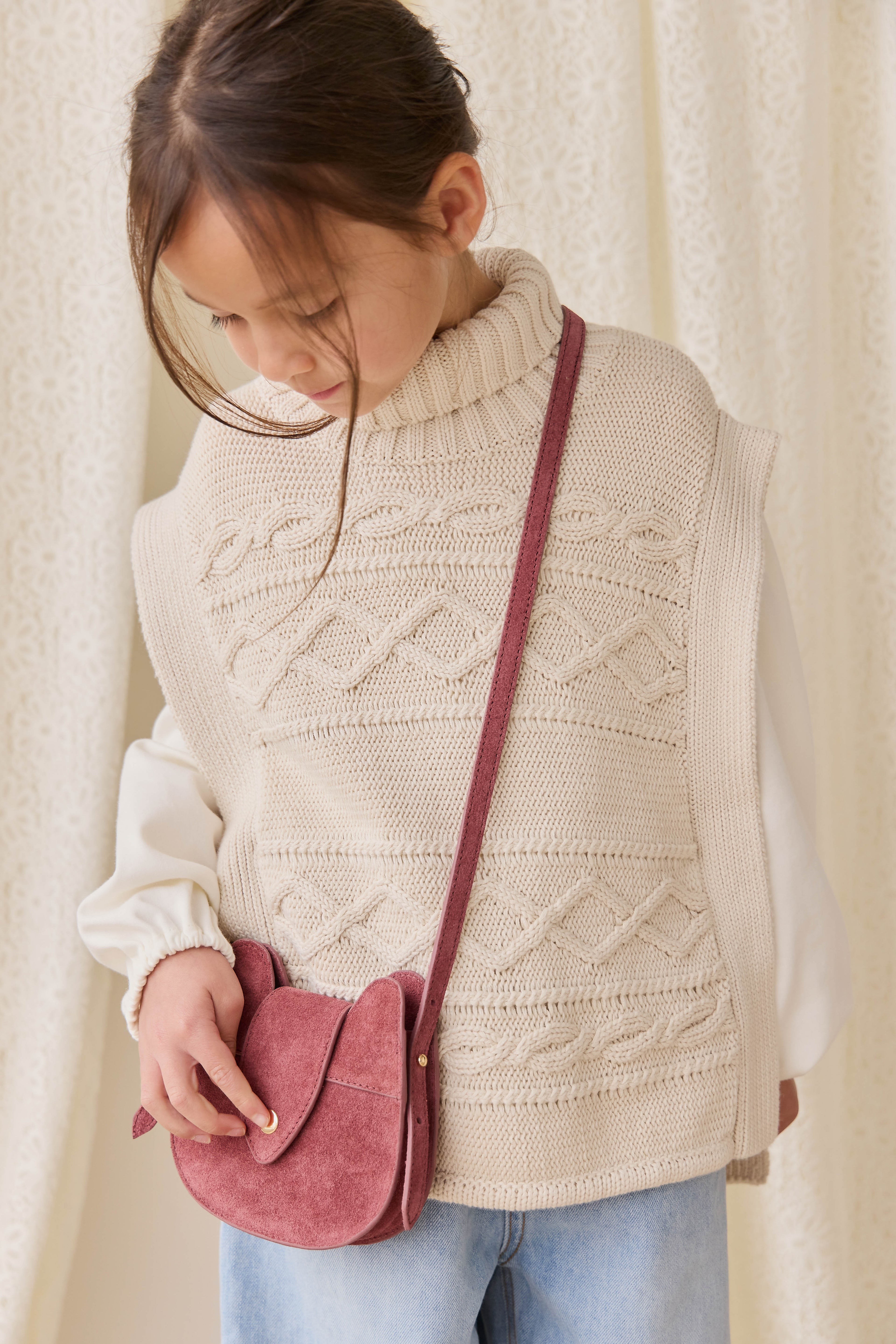Poncho classique en coton vanille à mailles torsadées avec col roulé et boutons sur le devant