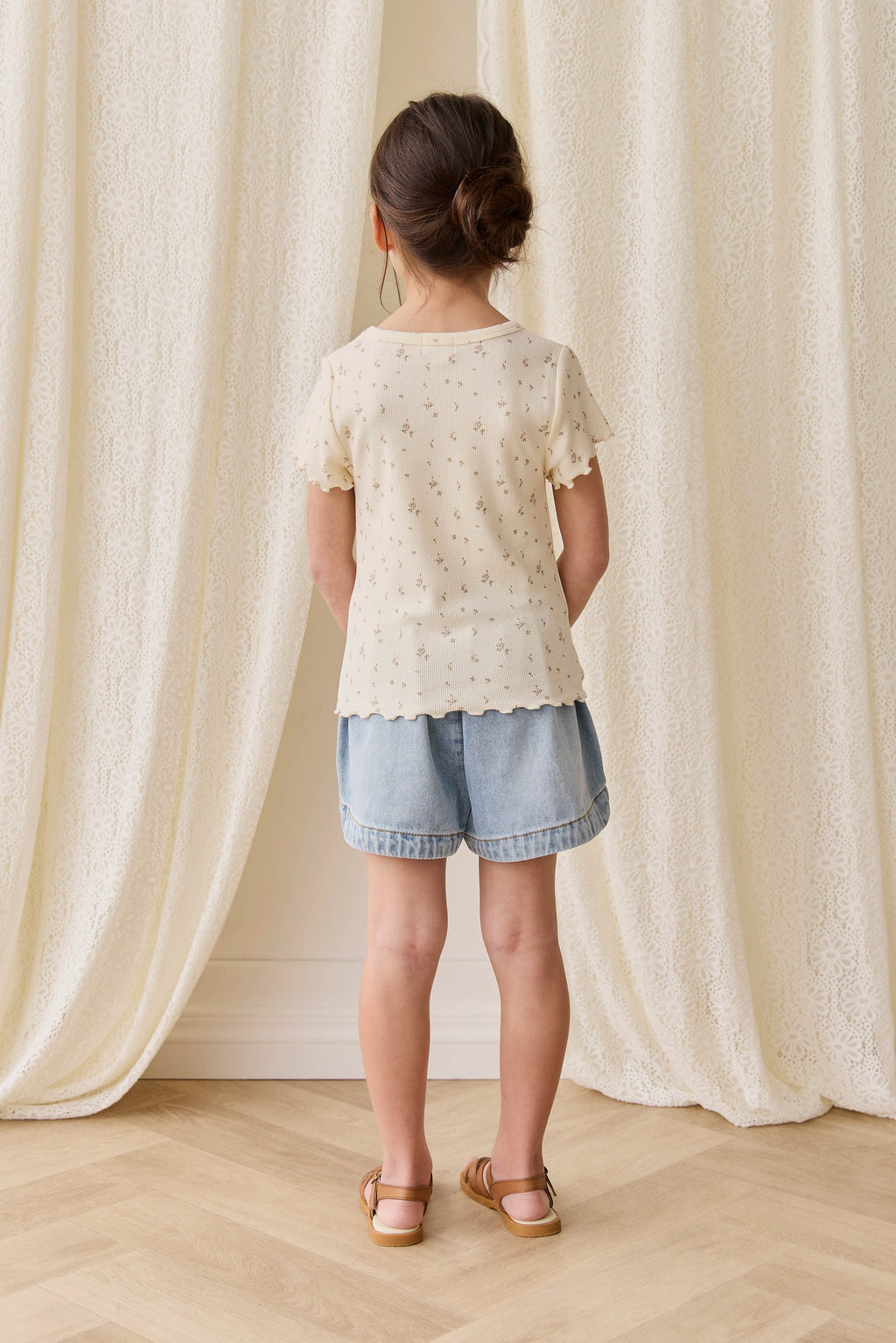 Haut romantique en modal et coton à fleurs crème avec texture finement côtelée et bords festonnés