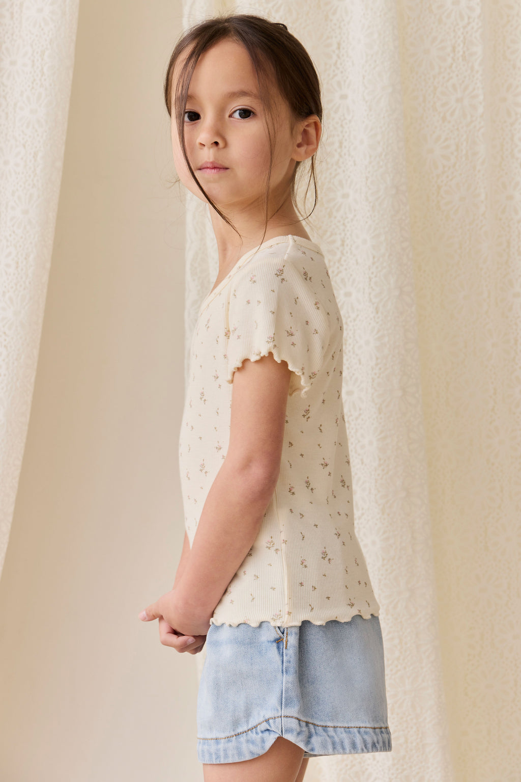 Short en jean délavé classique avec poches avant et ceinture boutonnée