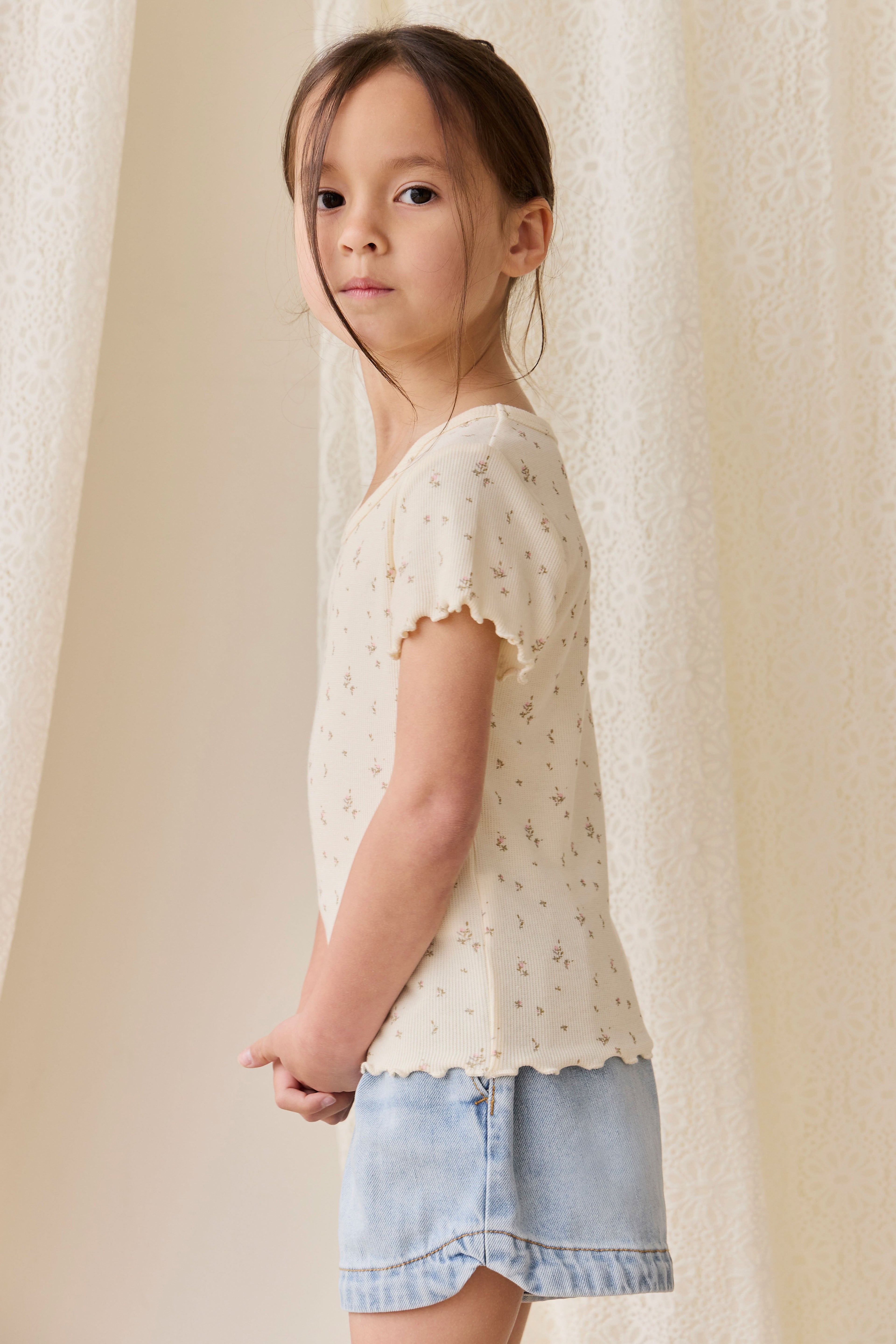 Short en jean délavé classique avec poches avant et ceinture boutonnée