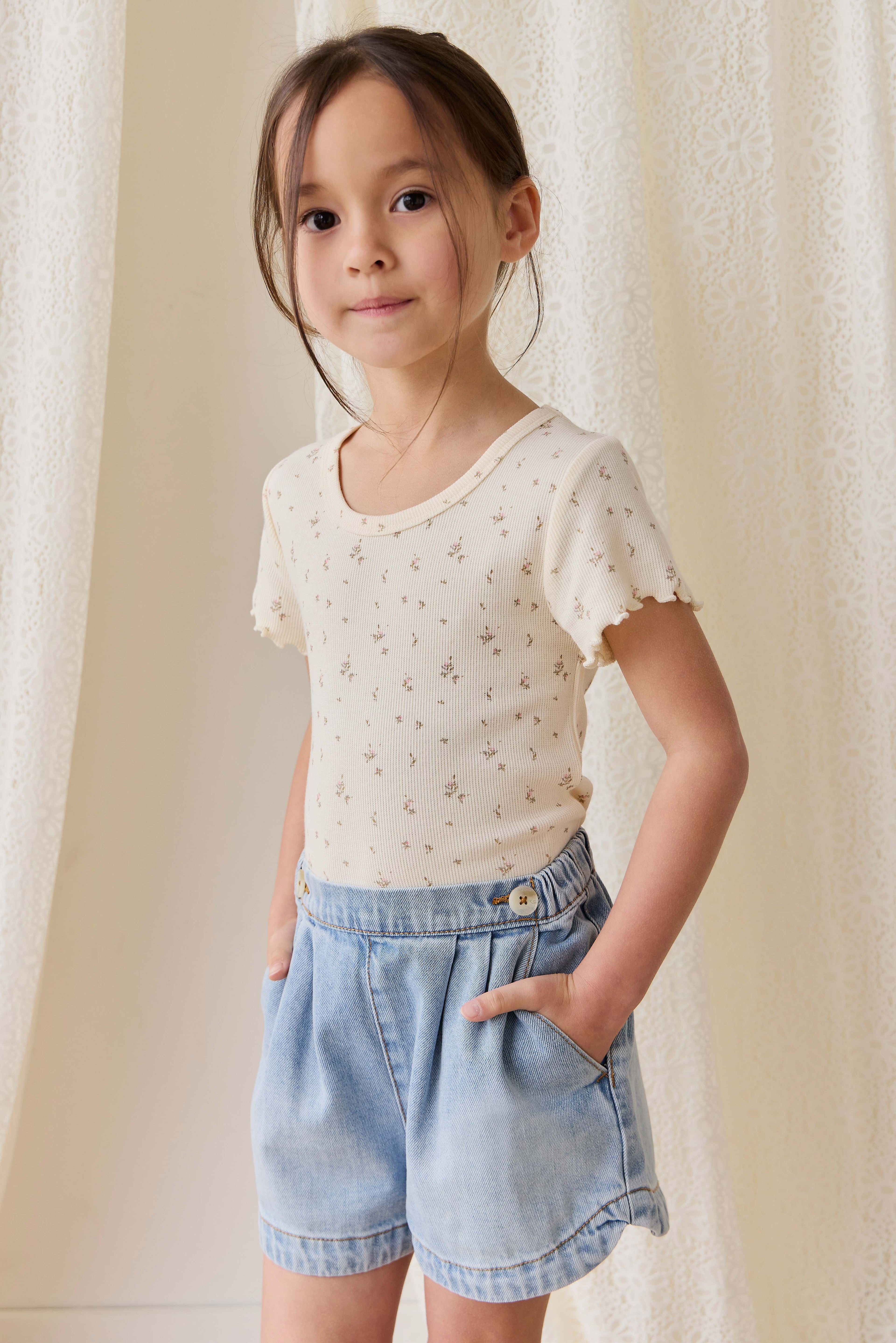 Short en jean délavé classique avec poches avant et ceinture boutonnée