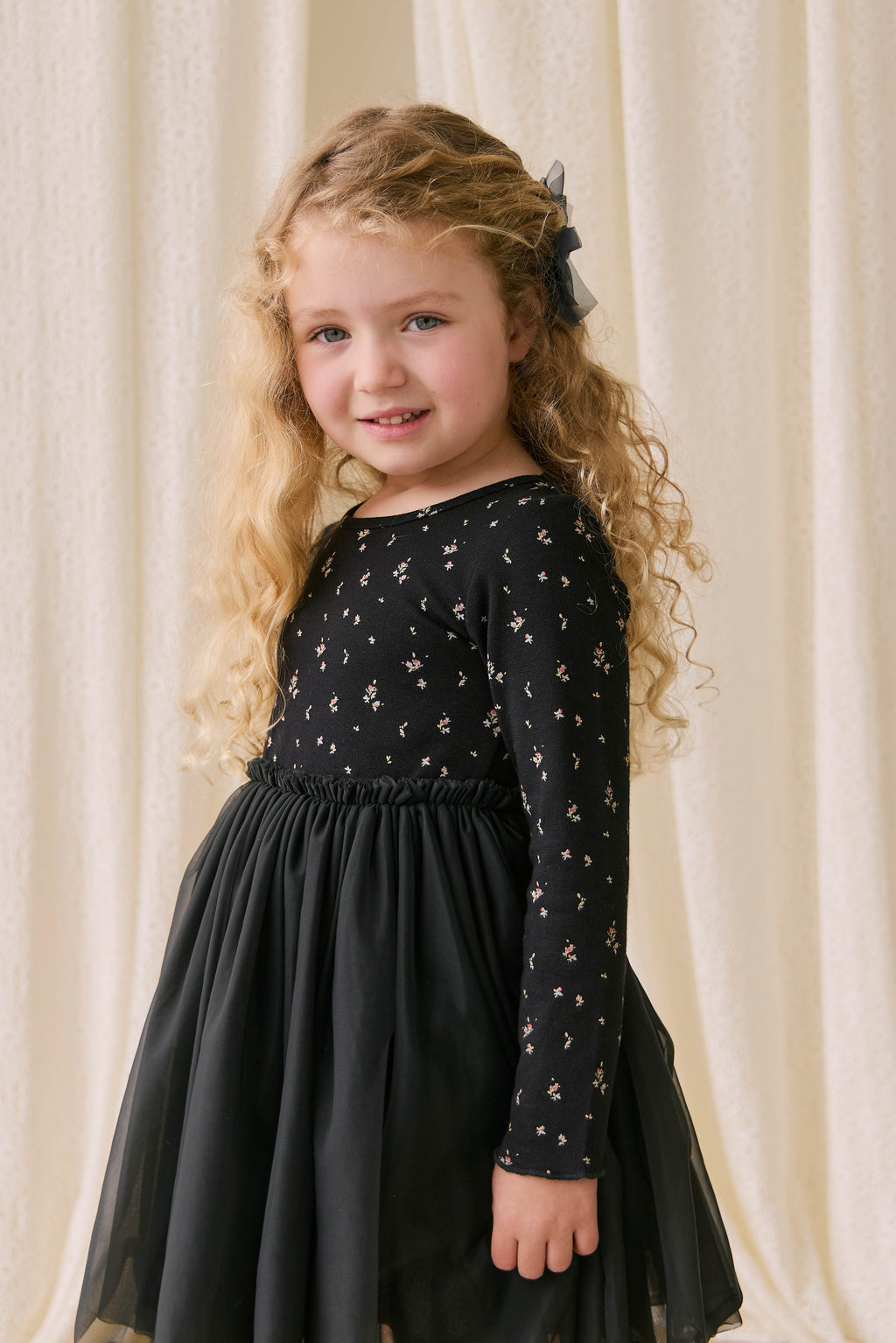 Robe élégante en tulle de coton et polyester ébène à motif floral, avec manches longues et jupe plissée