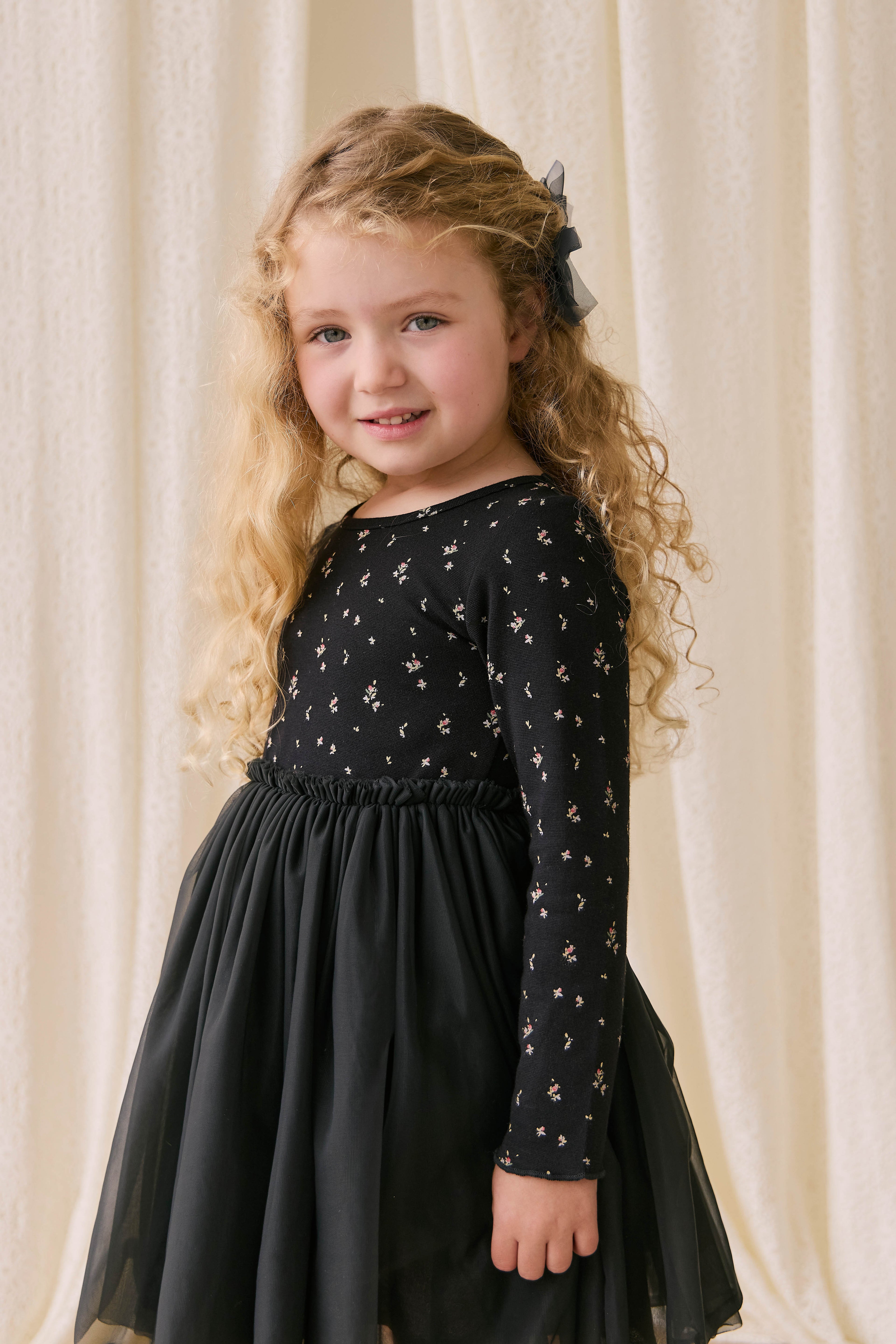 Robe élégante en tulle de coton et polyester ébène à motif floral, avec manches longues et jupe plissée