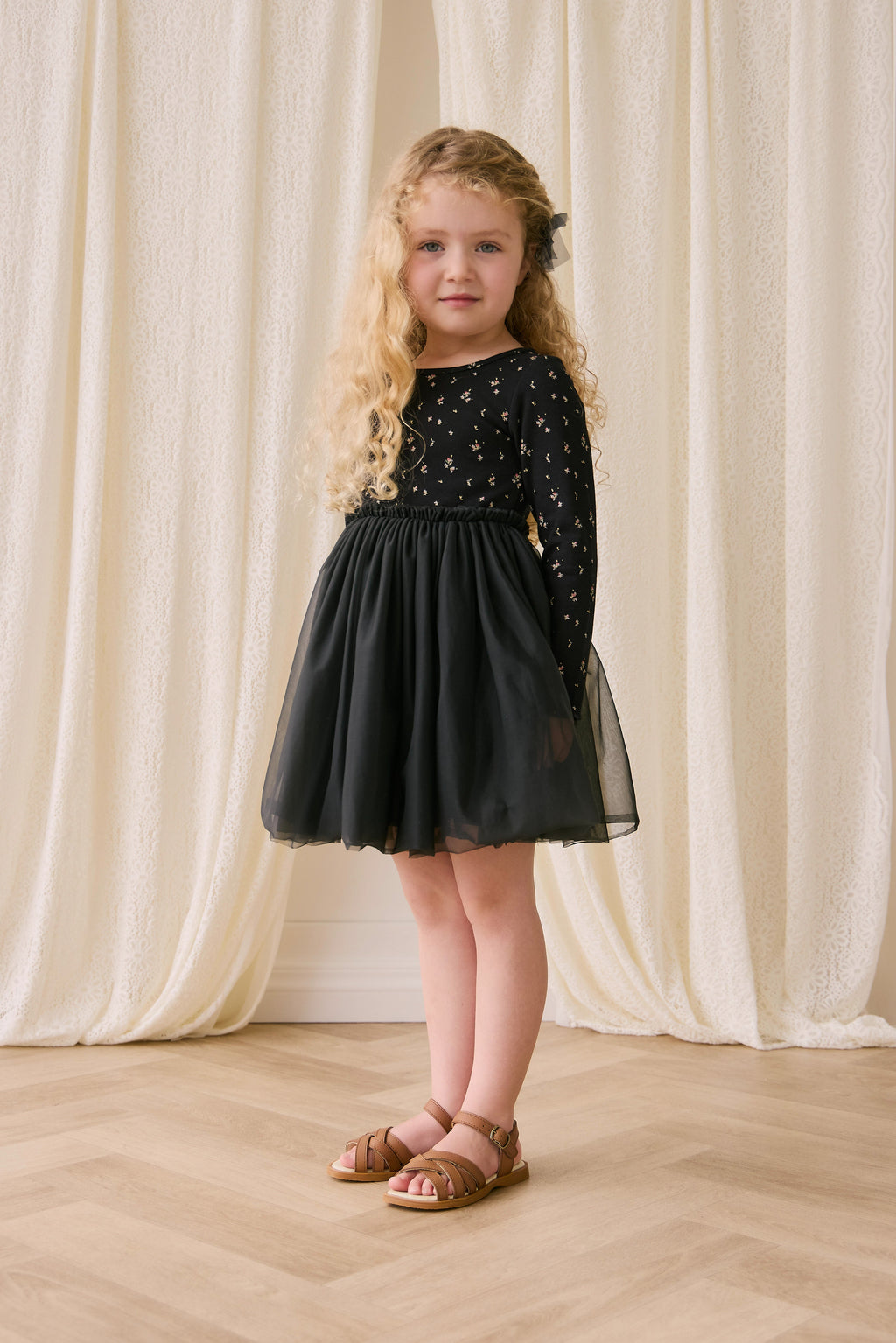 Robe élégante en tulle de coton et polyester ébène à motif floral, avec manches longues et jupe plissée