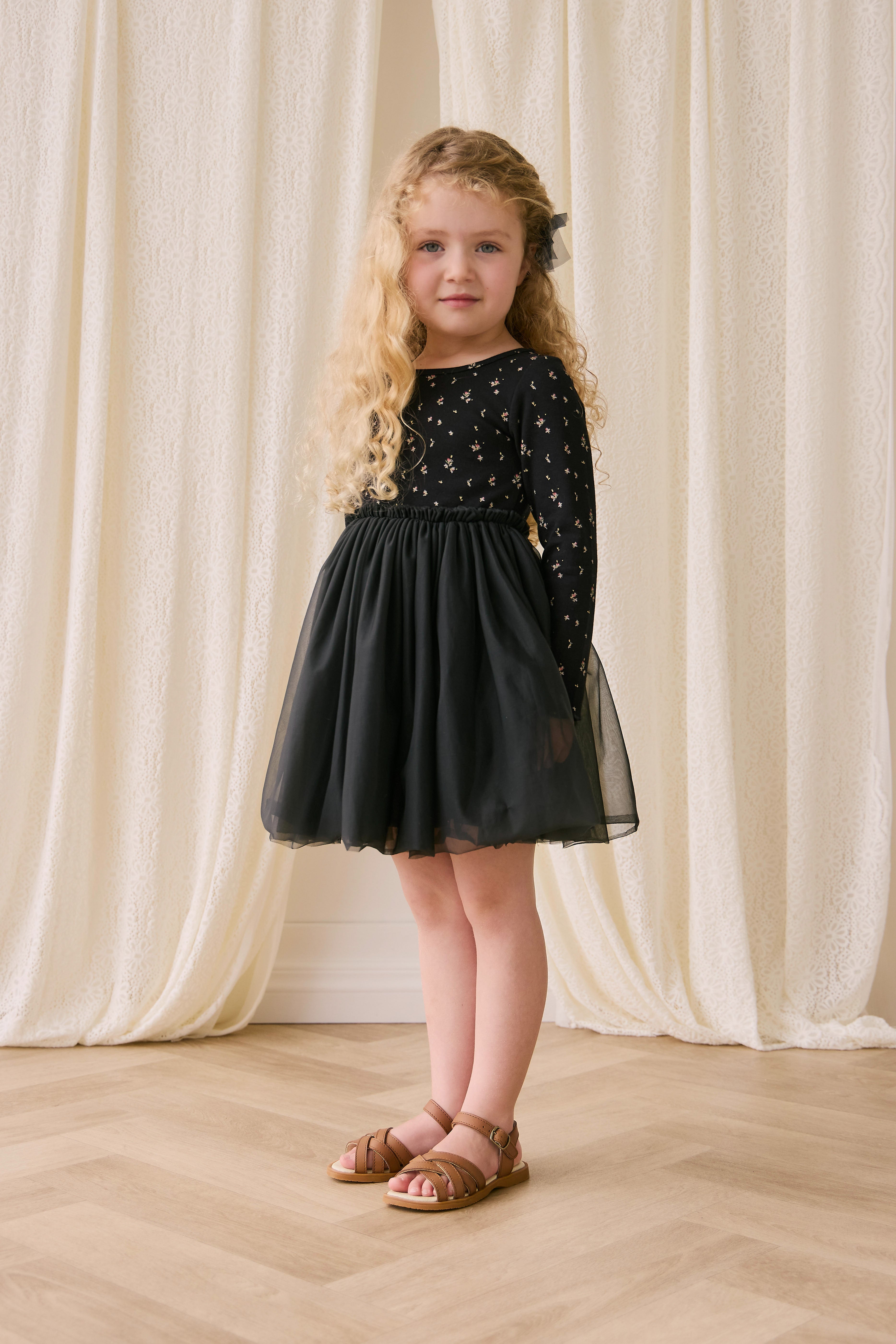 Robe élégante en tulle de coton et polyester ébène à motif floral, avec manches longues et jupe plissée
